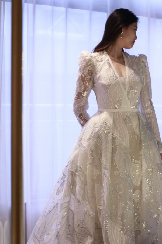 前撮りをお考えの花嫁様には、遠近どちらからでも存在感のある刺繍と、立体的なシルエットが綺麗なロングスリーブのウェディングドレスおススメです