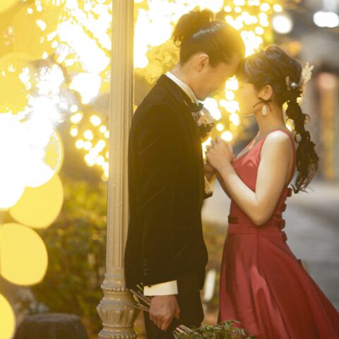 THE TREAT DRESSINGの赤いカラードレスを惹きたてる夜景が魅力的な結婚式