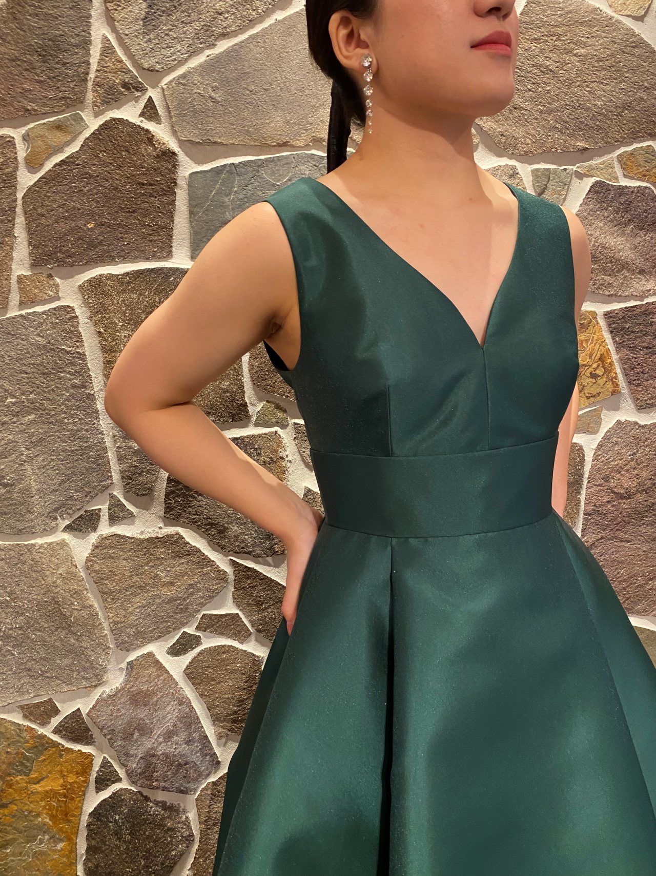 スタイリッシュでシックなダークグリーンのカラードレスには、シルバーの揺れるイヤリングを合わせ華やかさをプラス