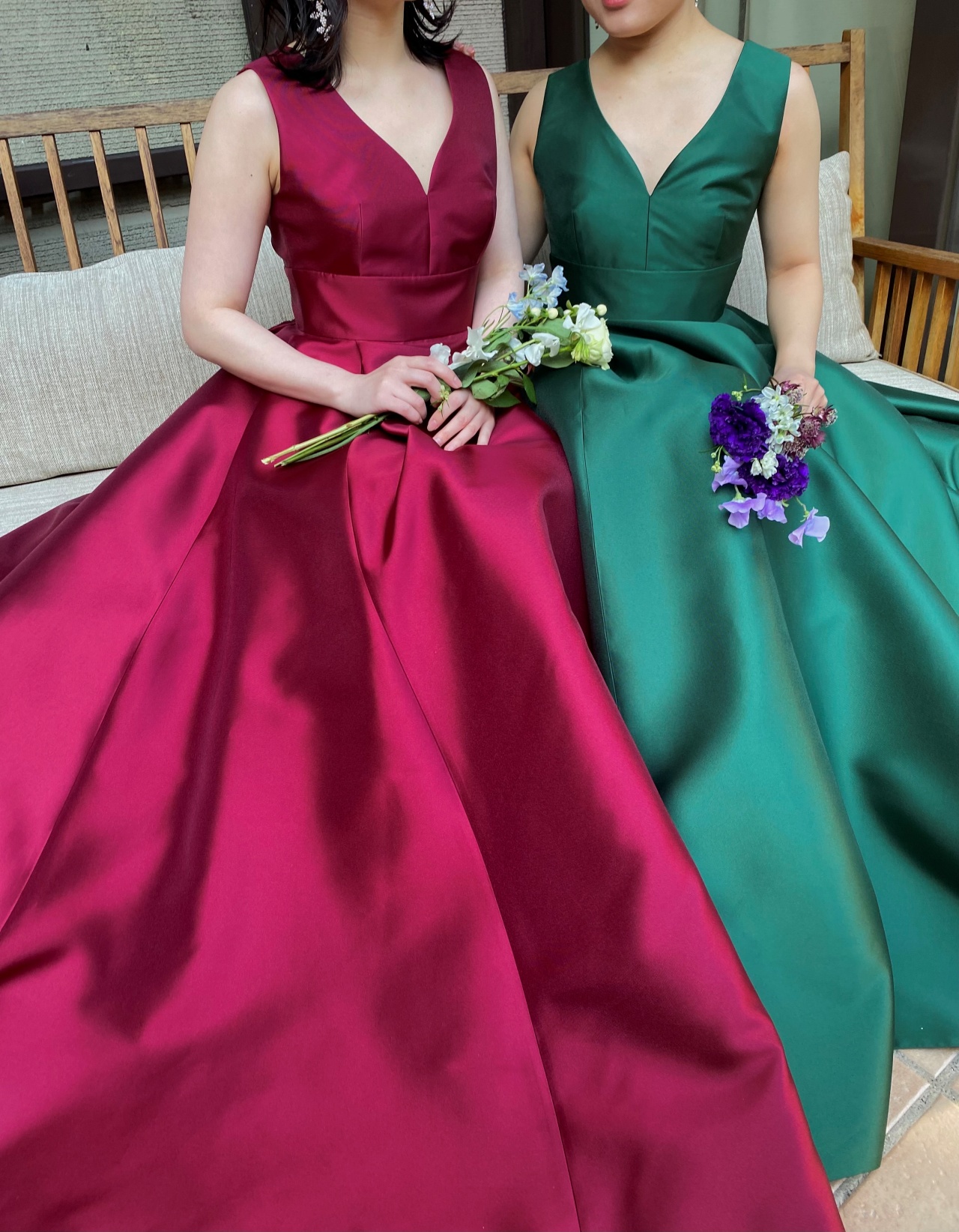 グリーンとボルドーの光沢が綺麗なサテン素材のAラインのカラードレス