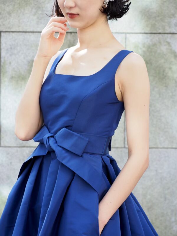 ザトリートドレッシング神戸店にてお取り扱いしているモニークルイリエよりタフタ生地を使用したリボンが印象的な新作のカラードレスのご紹介