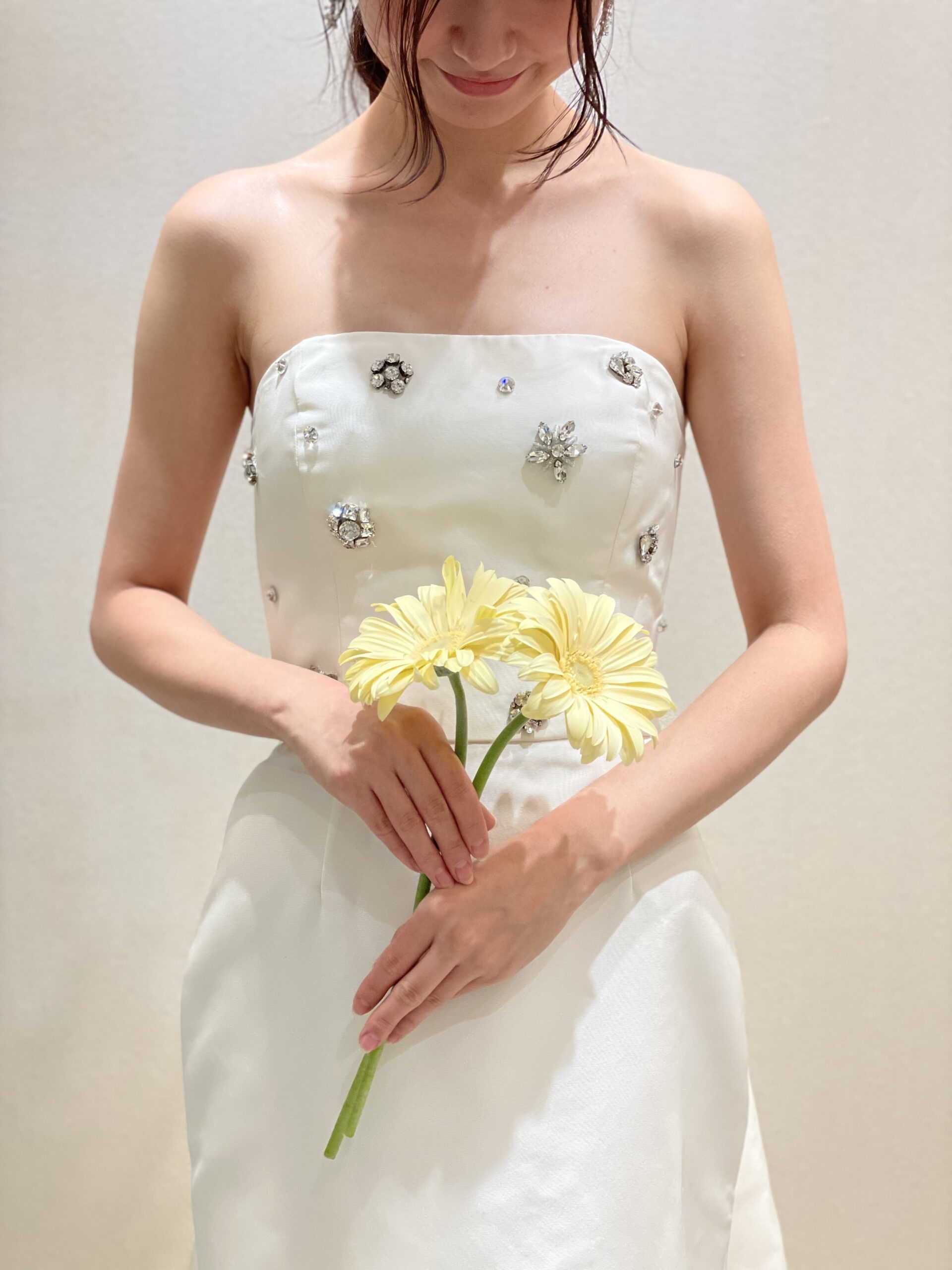 鶴見ノ森迎賓館におすすめのトリートドレッシングで取り扱いをしているアムサーラのシンプルでスタイリッシュなウェディングドレス