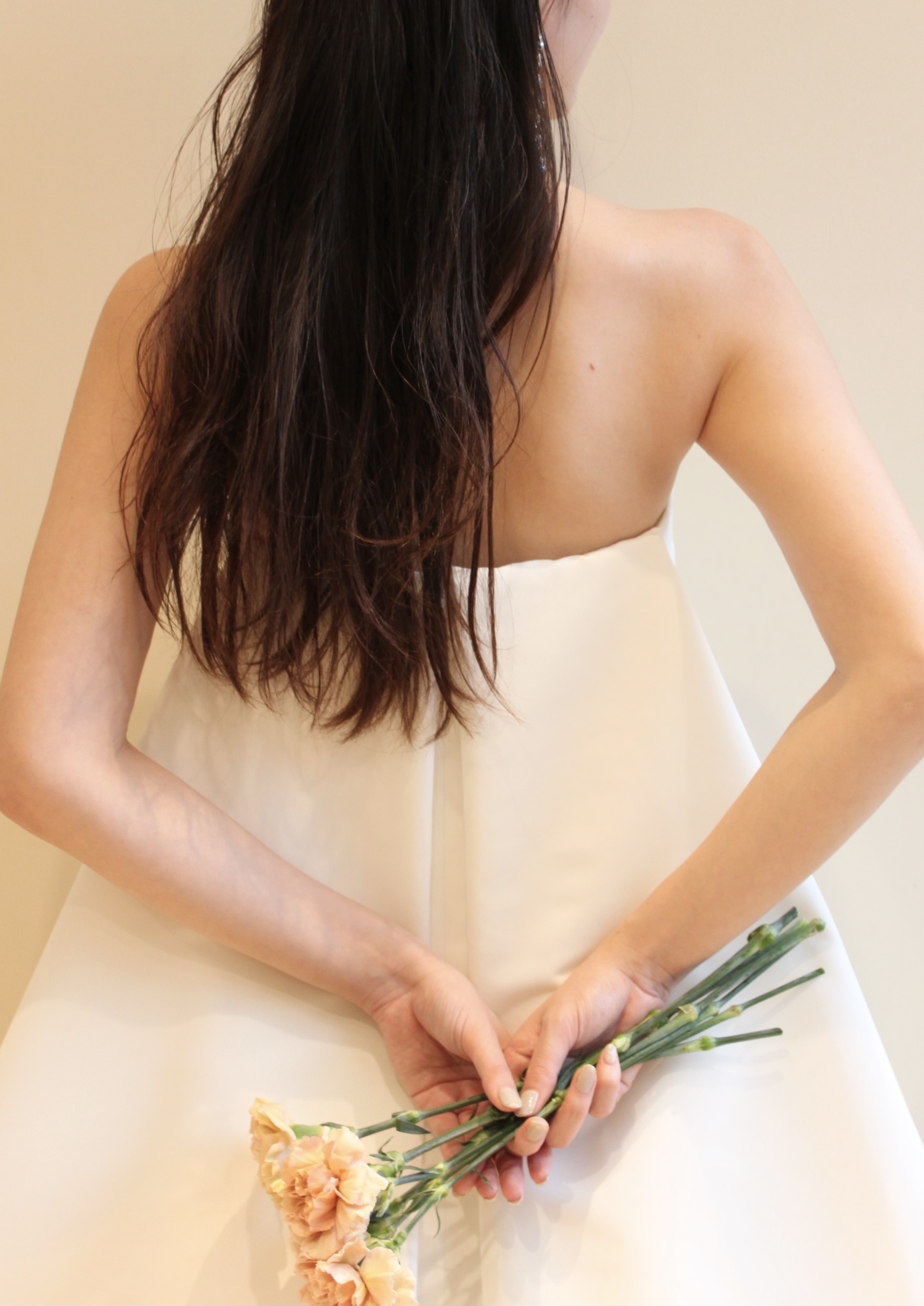 プレ花嫁様におすすめしたいバックコンシャスなウェディングドレスは華やかなブーケに映える一着