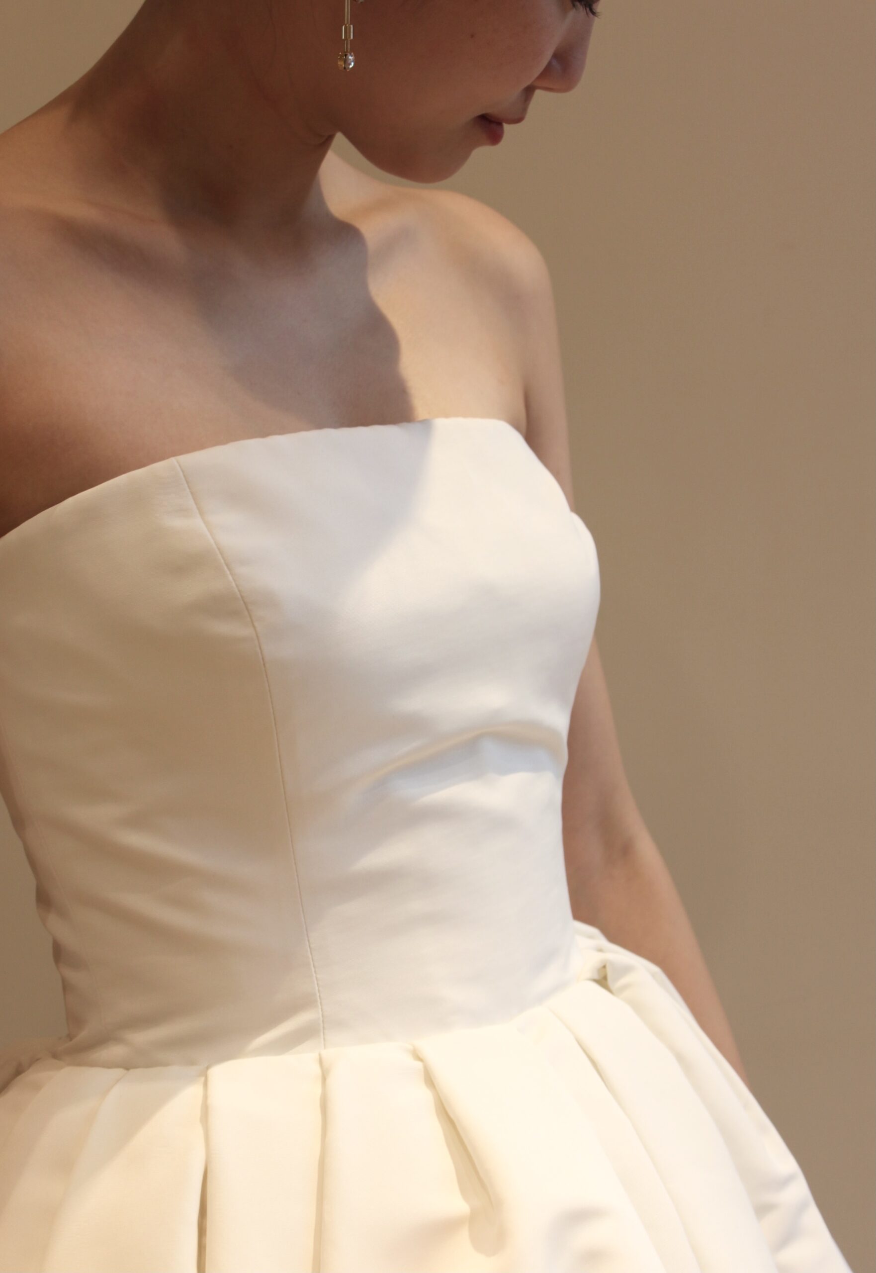 ザトリートドレッシングにてお取り扱いのあるオスカーデラレンタのシンプルなプリンセスラインのウェディングドレスは洗練された美しさのある婚礼衣装