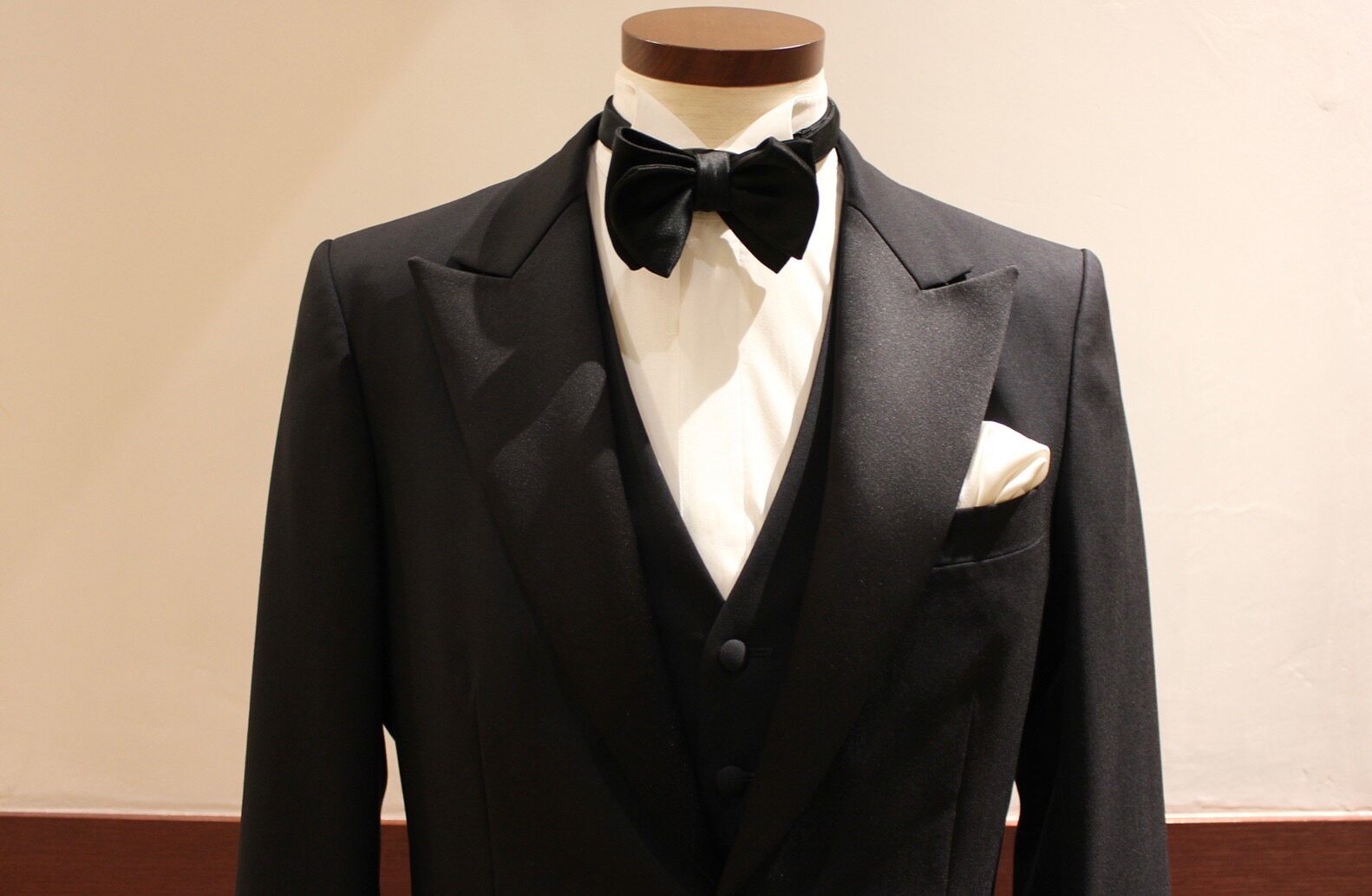 イギリス発祥の襟型であるピークドラペルは男性らしさと重厚感を兼ね備え、新郎様の装いをより厳格なものにします。
