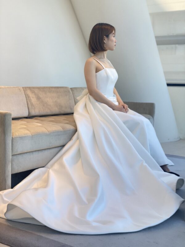 横浜みなとみらいの結婚式場にぴったりな重厚感あるAラインのウェディングドレス
