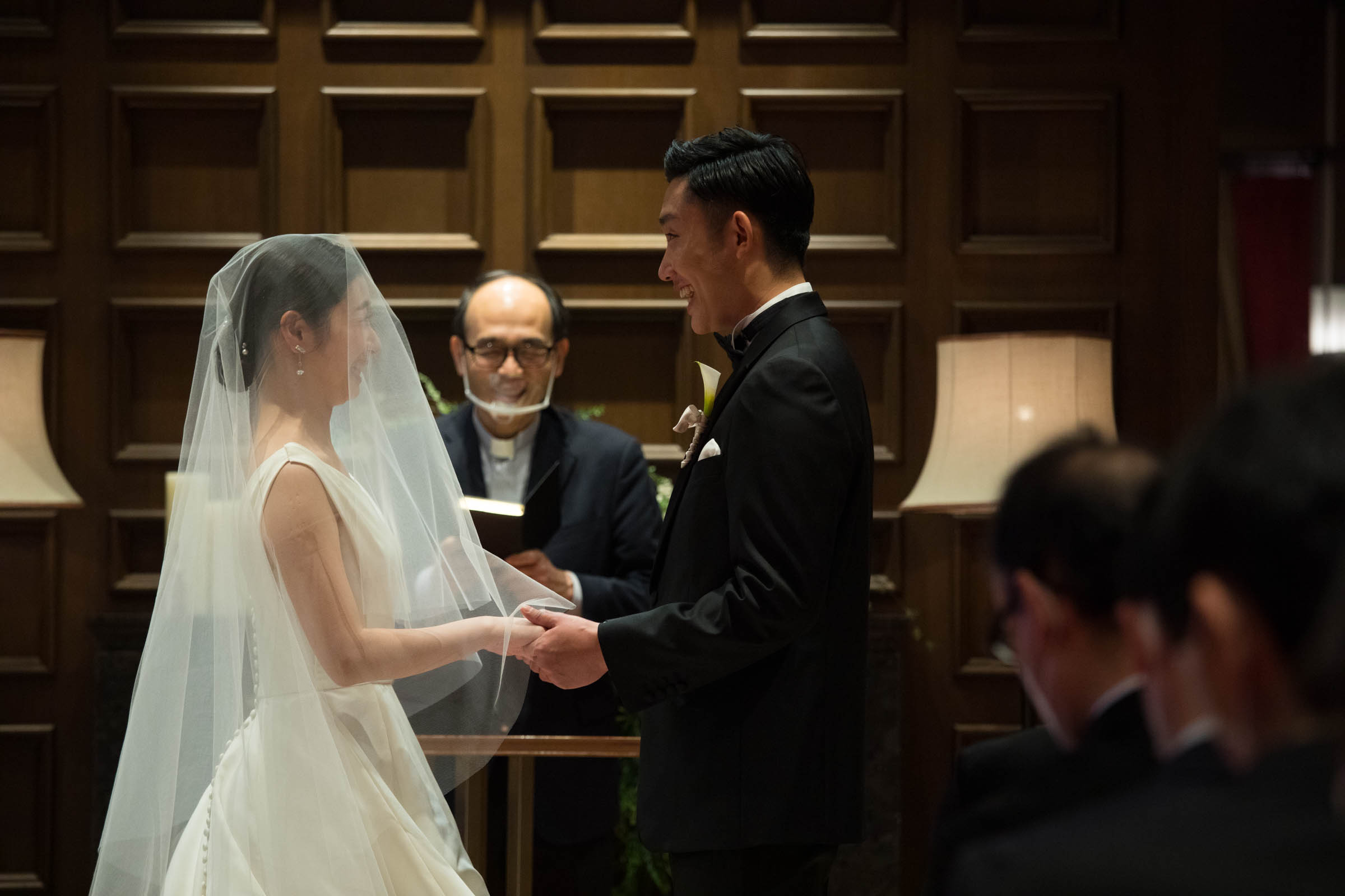 赤坂プリンスクラシックハウスのチャペルにてキリスト式のクラシカルな結婚式を挙げるご新郎ご新婦様の様子