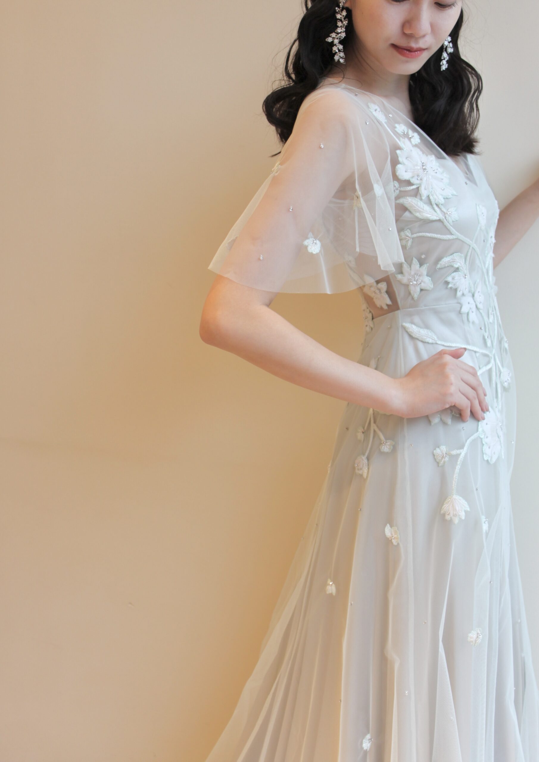 アレクサンドラグレッコのグレーのカラードレスは刺繍が可愛いので人と違うスタイルで愉しみたいプレ花嫁におすすめ