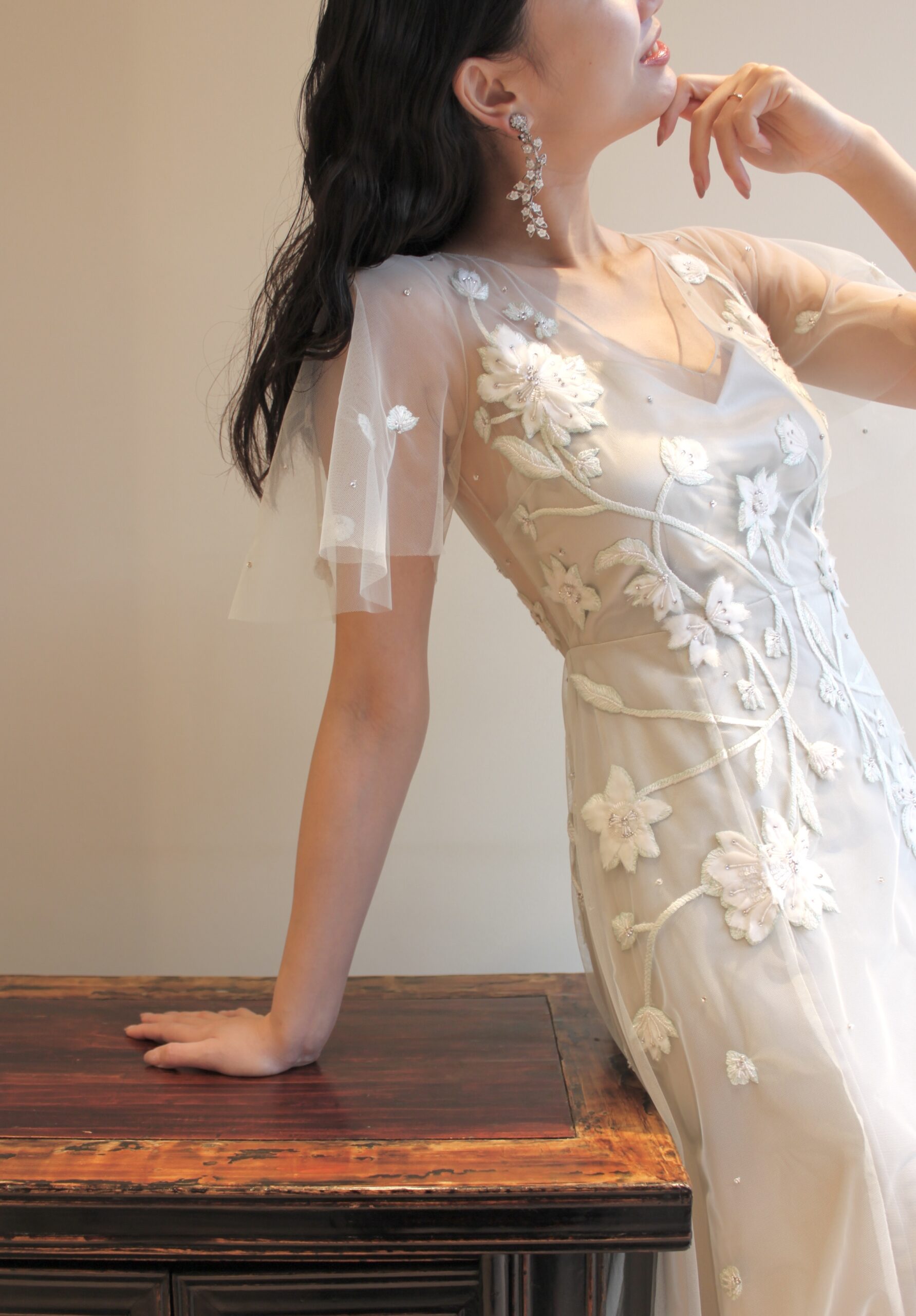 プレ花嫁におすすめのオシャレなニュアンスカラーのドレスは京都エリアの前撮りや後撮りや結婚式におすすめ
