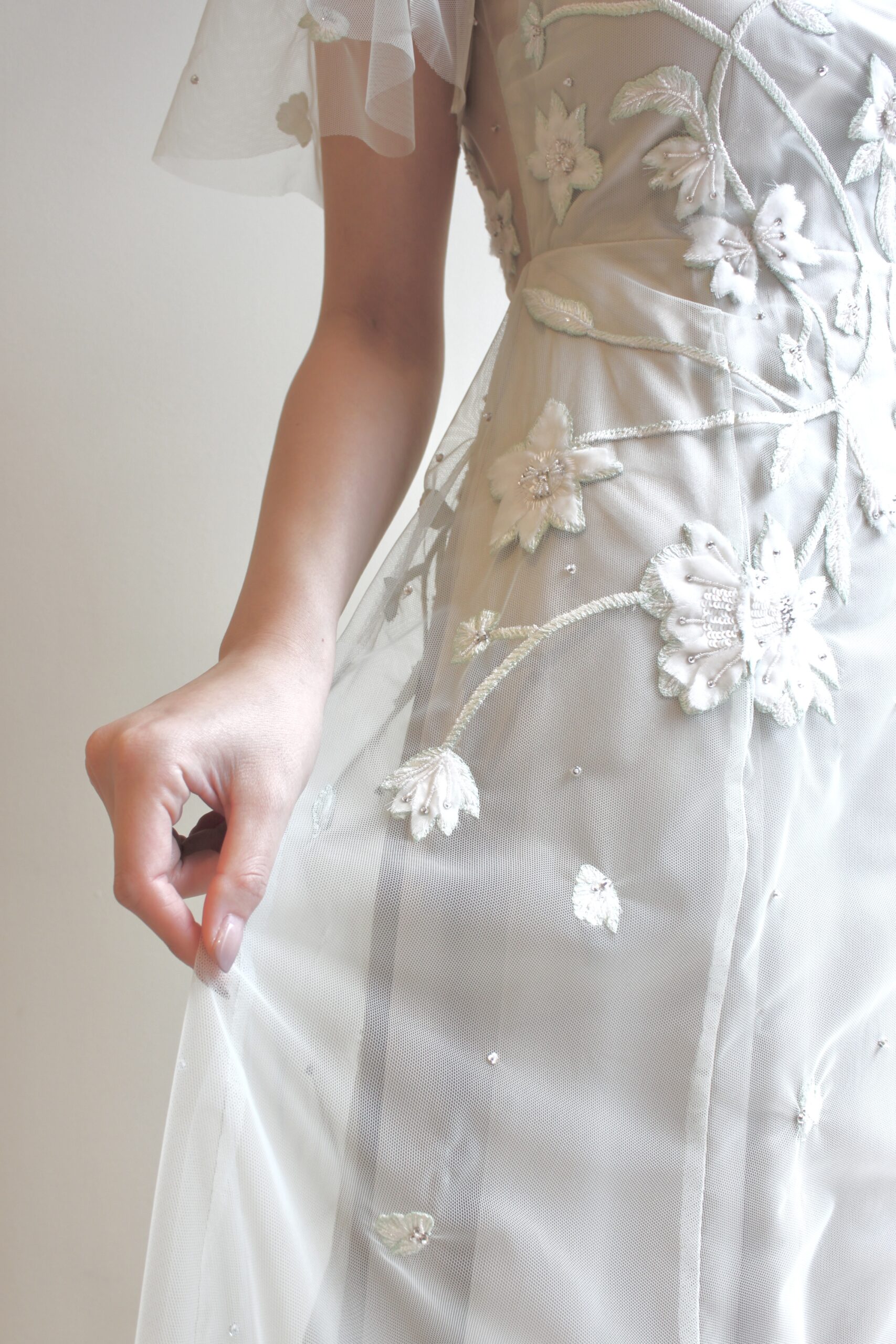 プレ花嫁やSODOH花嫁やFGK花嫁におすすめのお花の刺繍が綺麗でかわいい大人フェミニンなカラードレス