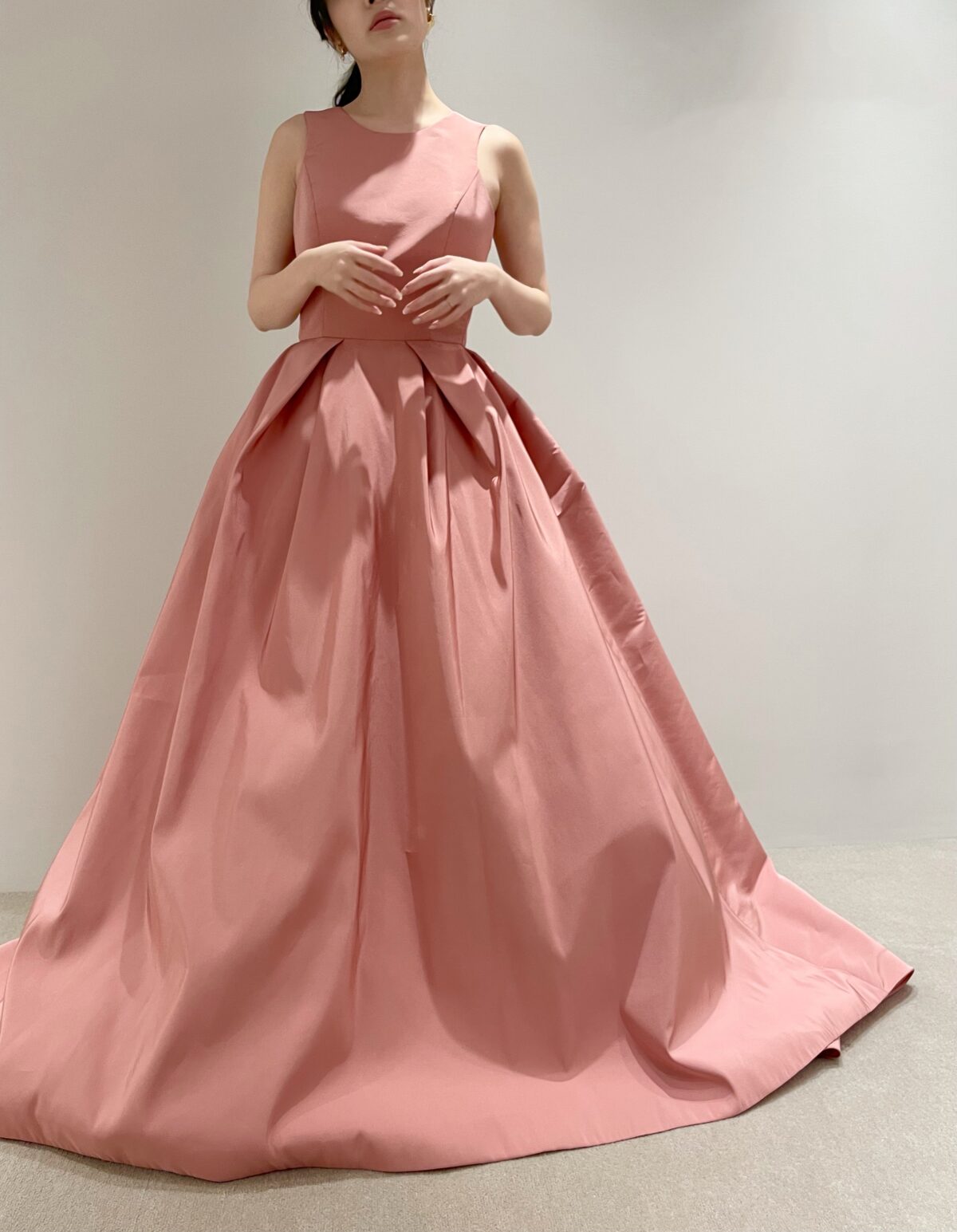 ピンクのシンプルで胸元安心感のあるAラインのカラードレス