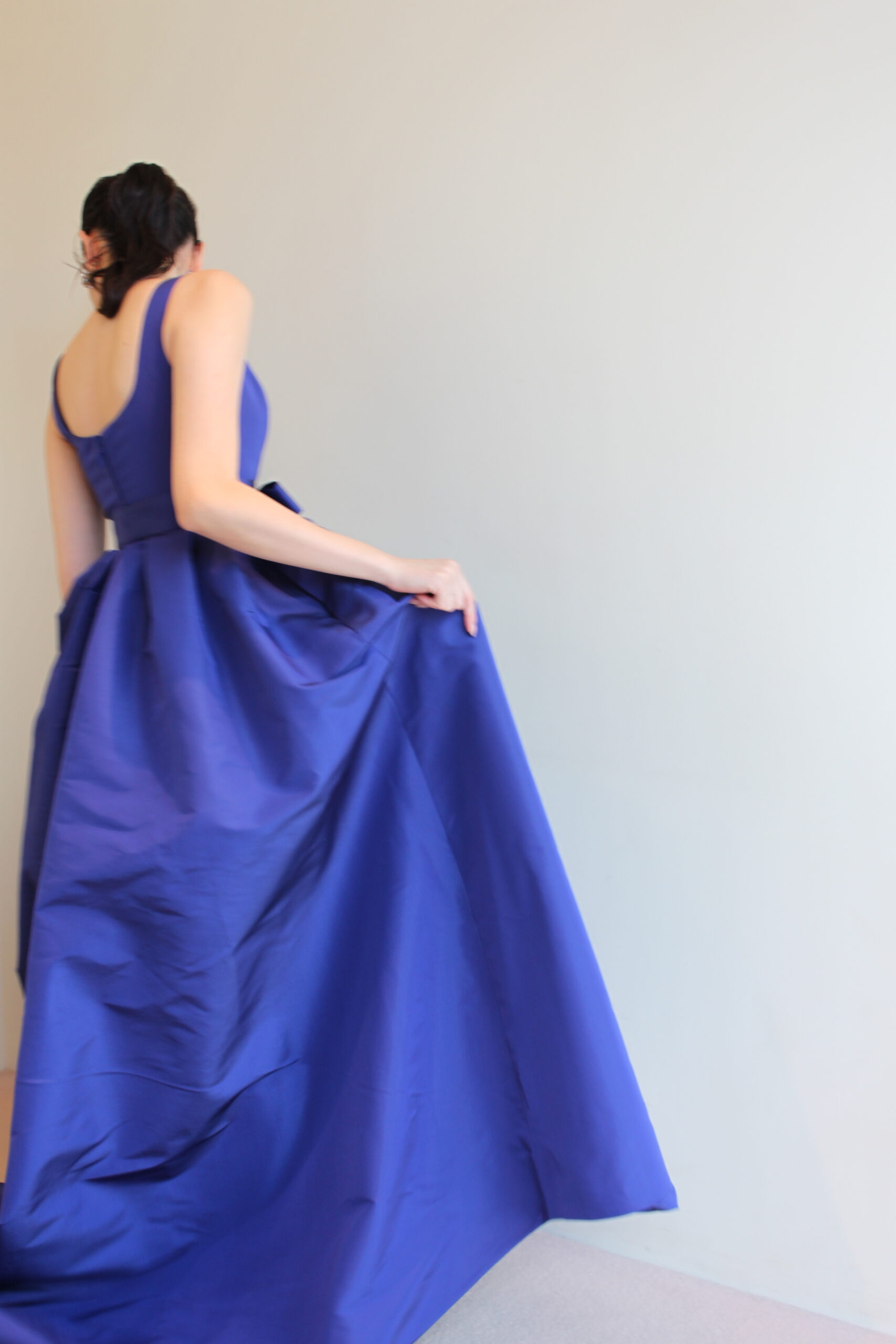 Aラインの鮮やかなコバルトブルーのカラードレスはシルクファイユを使用し上品な光沢感が魅力の一着です