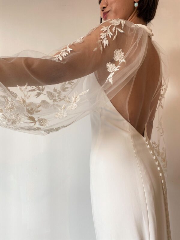 柔らかいパフスリーブのチュールの透け感とフラワーペイントの美しさを存分に味わっていただけるレンタルウェディングドレス