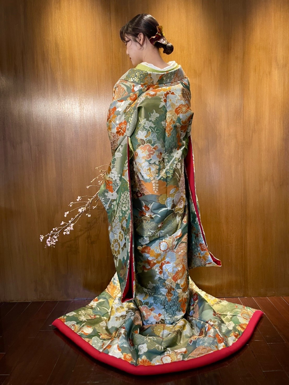 紅葉や桜の刺繍が美しいTHE TREAT DRESSING (ザトリートドレッシング)神戸店にて取り扱いのある緑と朱赤の色打掛のご紹介