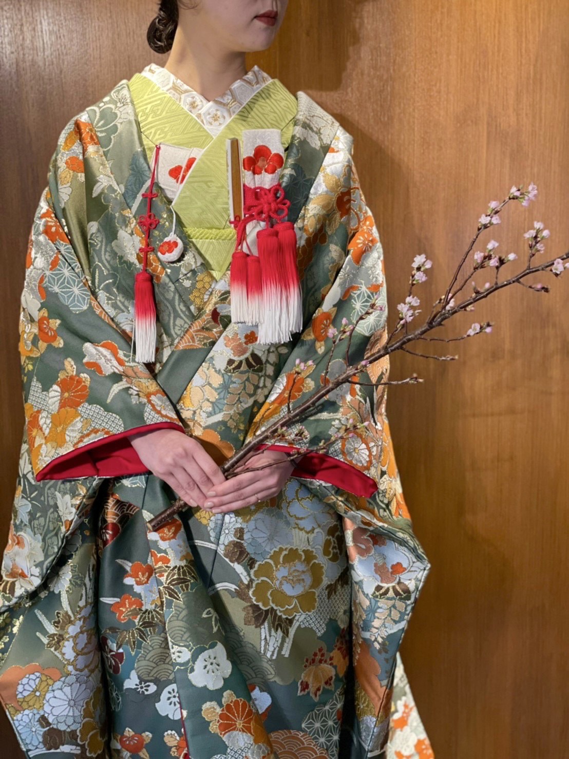 THE TREAT DRESSING (ザトリートドレッシング)神戸店にて取り扱いのある緑と朱赤の色打掛とモダンなコーディネートのご紹介