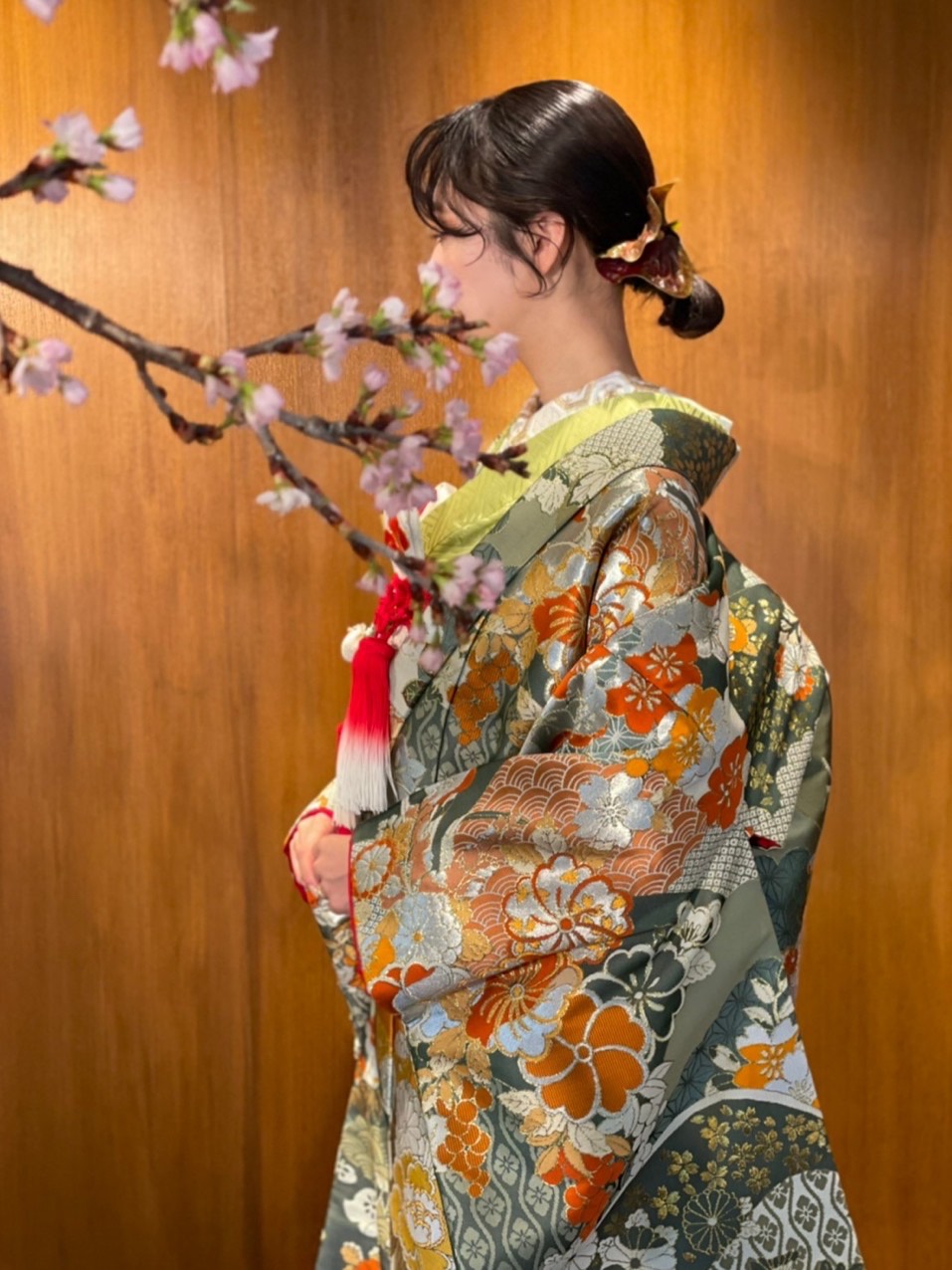 THE TREAT DRESSING (ザトリートドレッシング)神戸店にて取り扱いのある春の前撮りやお式におすすめの緑と朱赤の色打掛のご紹介