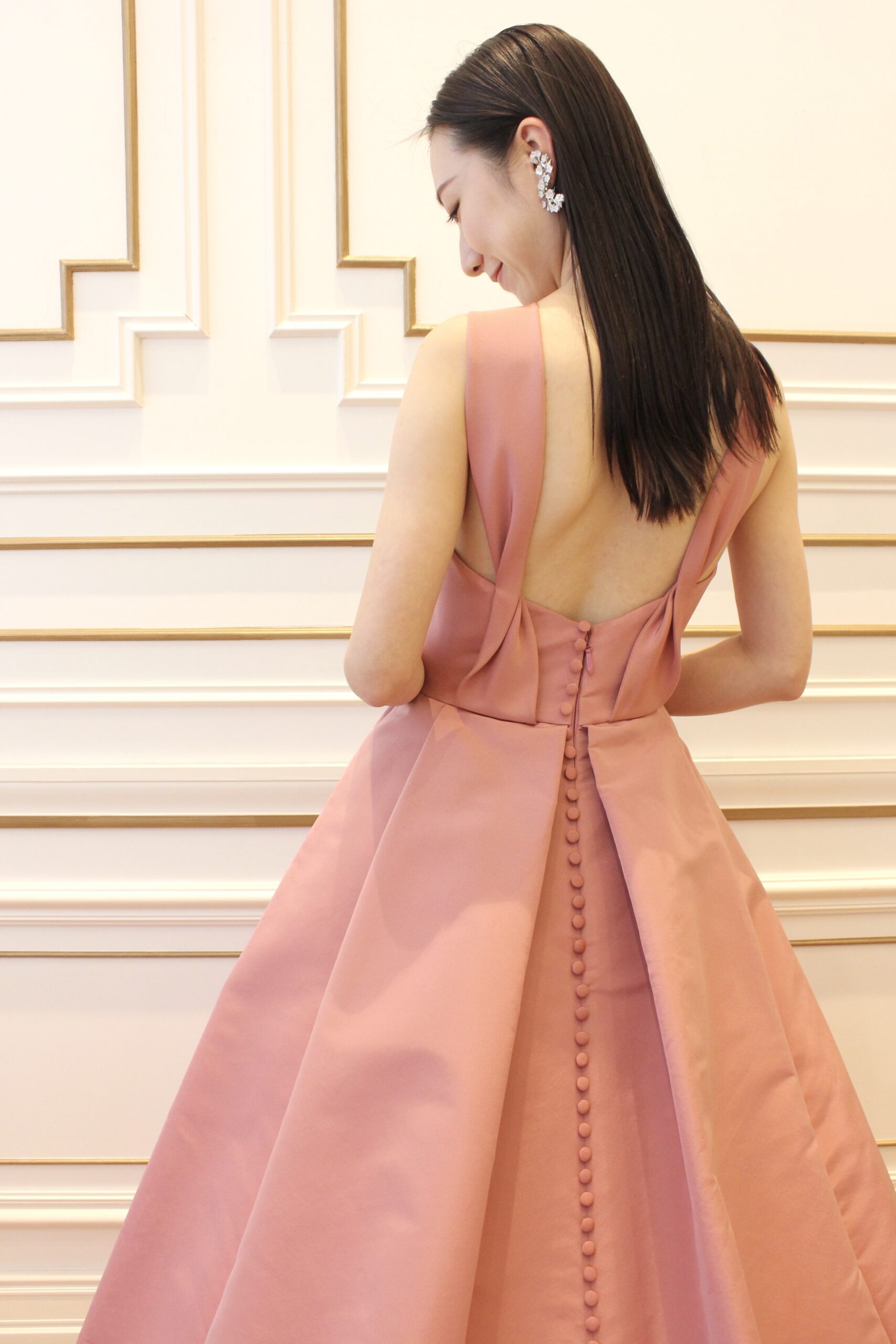 バックスタイルが華やかでクルミボタンが裾まで施されたピンクのカラードレス