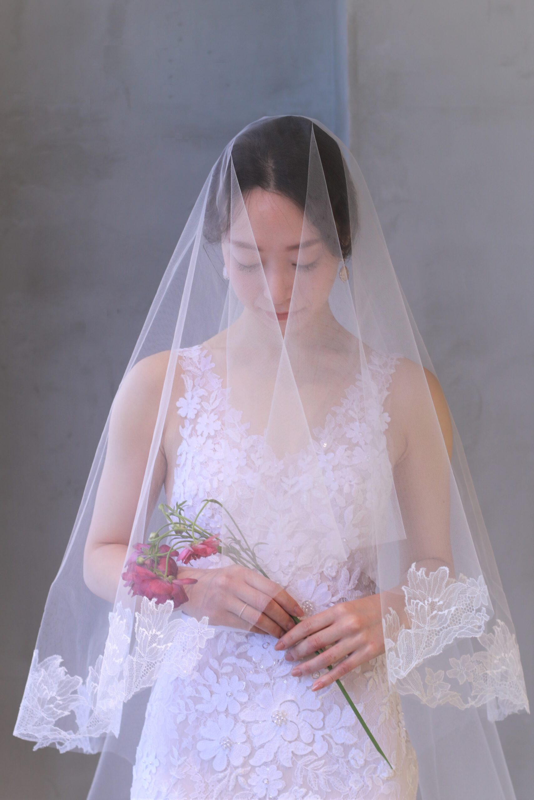 トリートメゾンのレースベールは花嫁に透明感をプラスするアイテムです。ベールを纏った花嫁はご家族の愛に包まれてより一層美しく輝きます