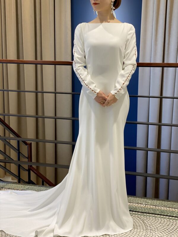 ① トリートドレッシング横浜店限定のなめらかなクレープ素材が美しいマーメイドラインのウェディングドレス