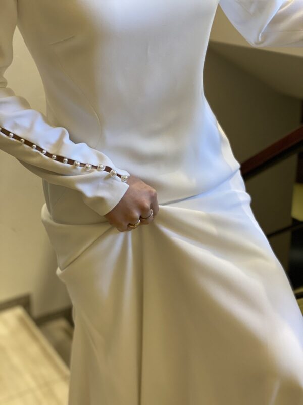 ロングスリーブウェディングドレスの袖元にはパールがあしらわれておりおしゃれな花嫁におすすめの1着