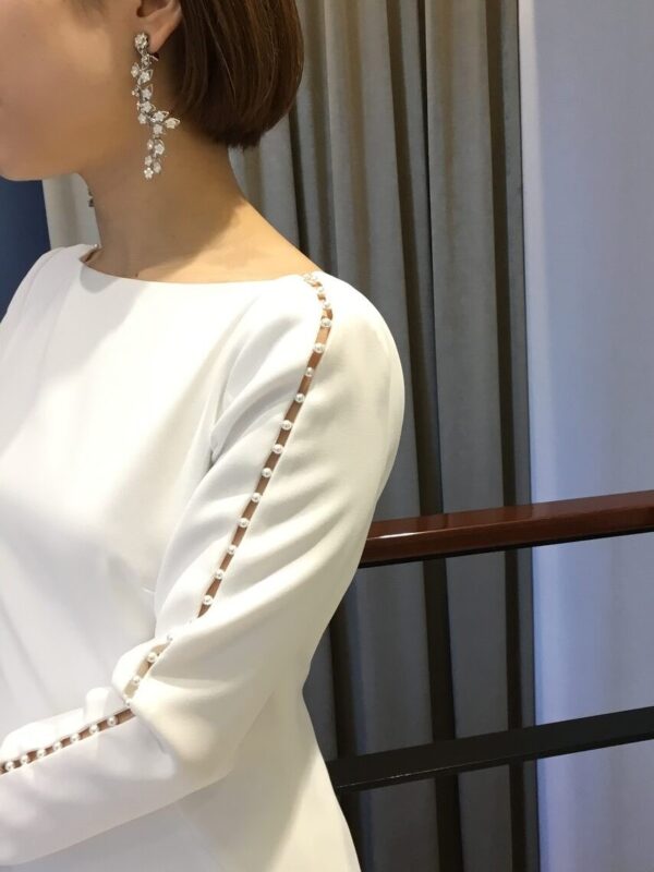 ⑤ ロングスリーブのウェディングドレスに合わせたイヤリングは大振りで輝きが華やかなものでコーディネート
