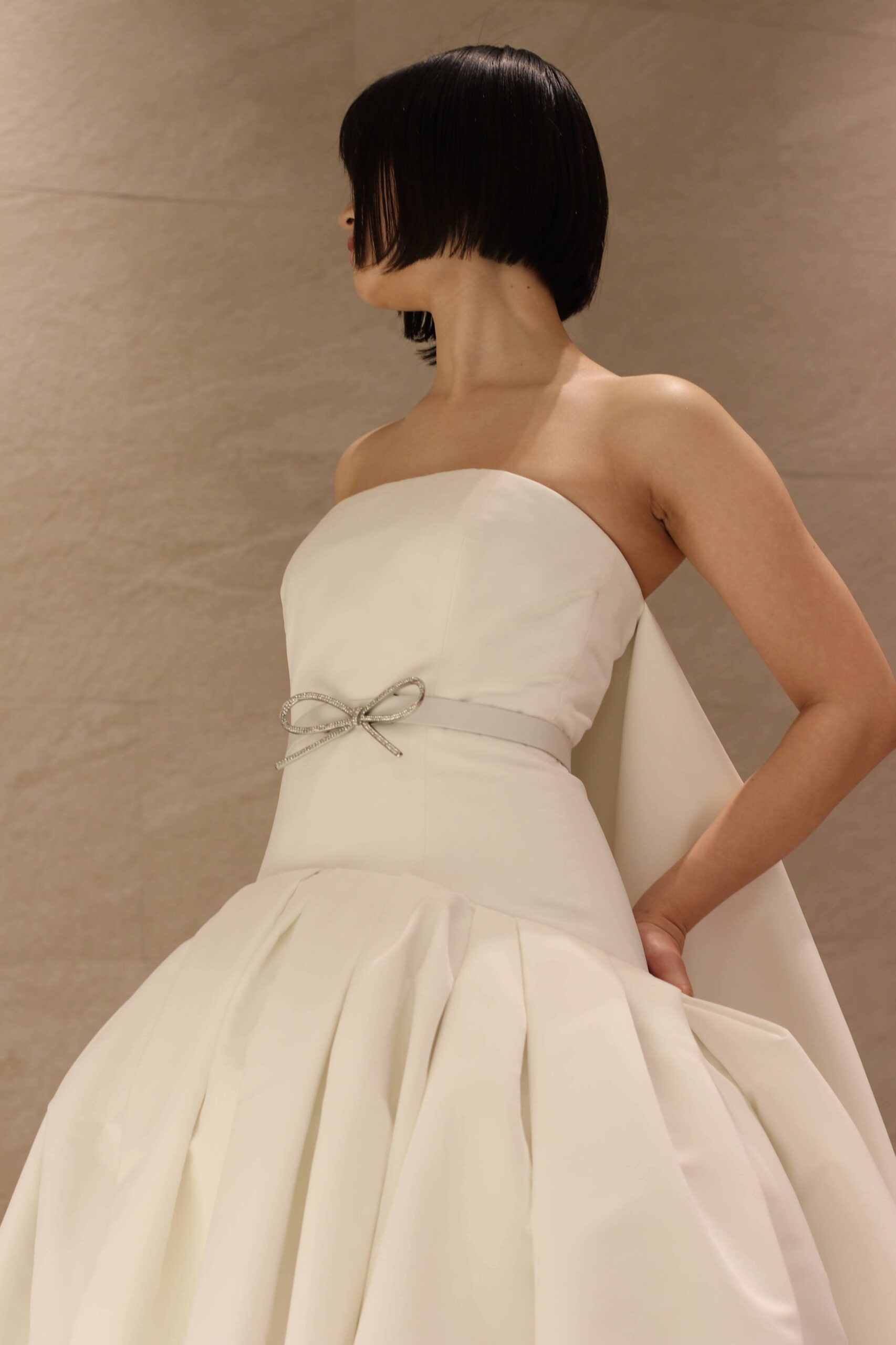 新作のウェディングドレスはトレンドの2wayタイプのウェディングドレスで、背中から後ろに流れるトレーンを加え、より華やかな姿を叶える事が出来ます