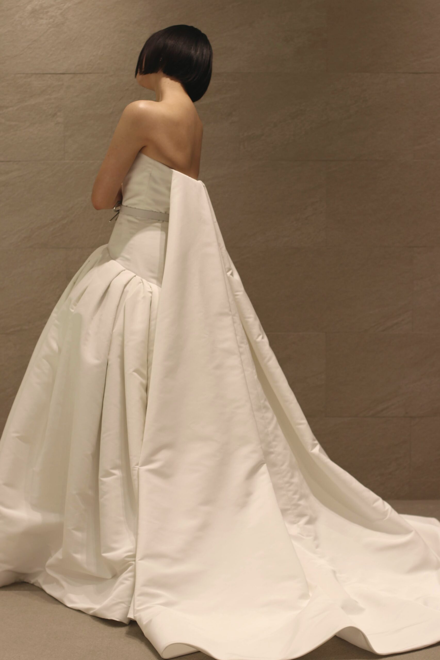 お洒落花嫁に人気のオスカーデラレンタから届いた新作ドレスは背中からストリーマーという取り外し可能のトレーンが流れるバックコンシャスなウェディングドレスです