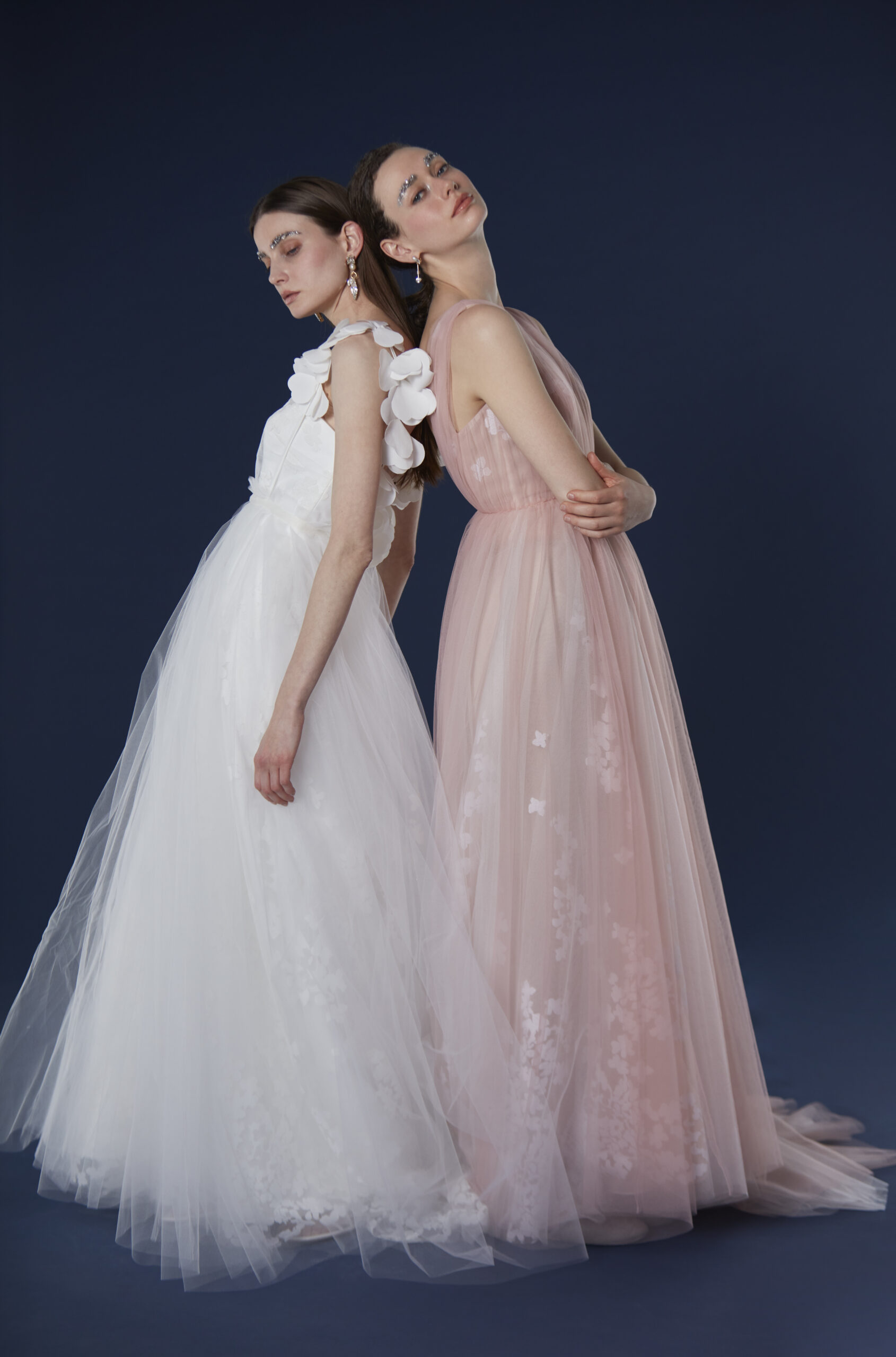TREAT MAISONの3rdコレクションのカラードレスのご紹介。ほんのりと柔らかなベビーピンクのチュールのAラインのドレスです。