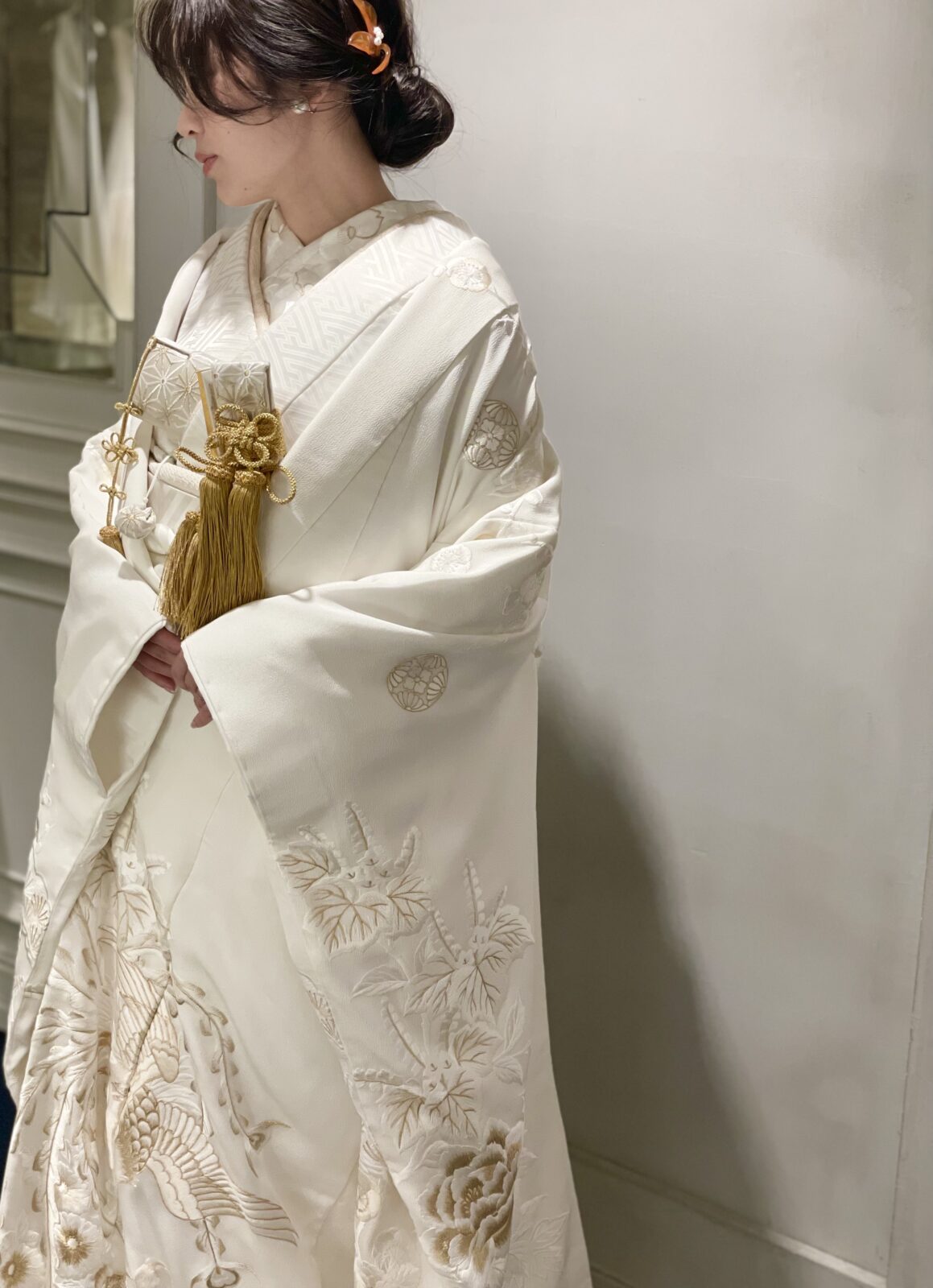 鶴見ノ森迎賓館におすすめの金色でまとめたモダンな白無垢のコーディネート