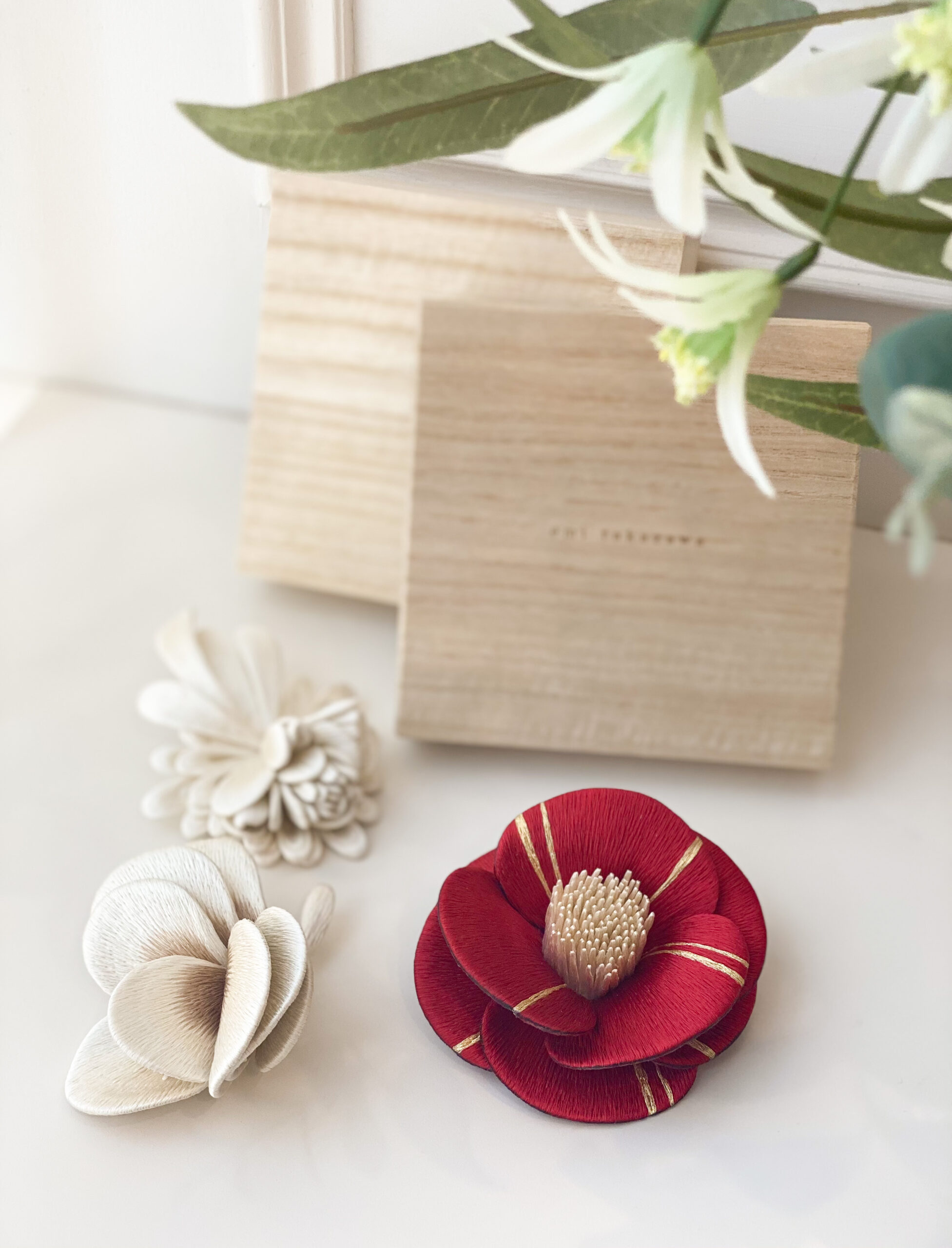 お花をモチーフにした刺繍の髪飾りは結婚式で和装に合わせてコーディネートを
