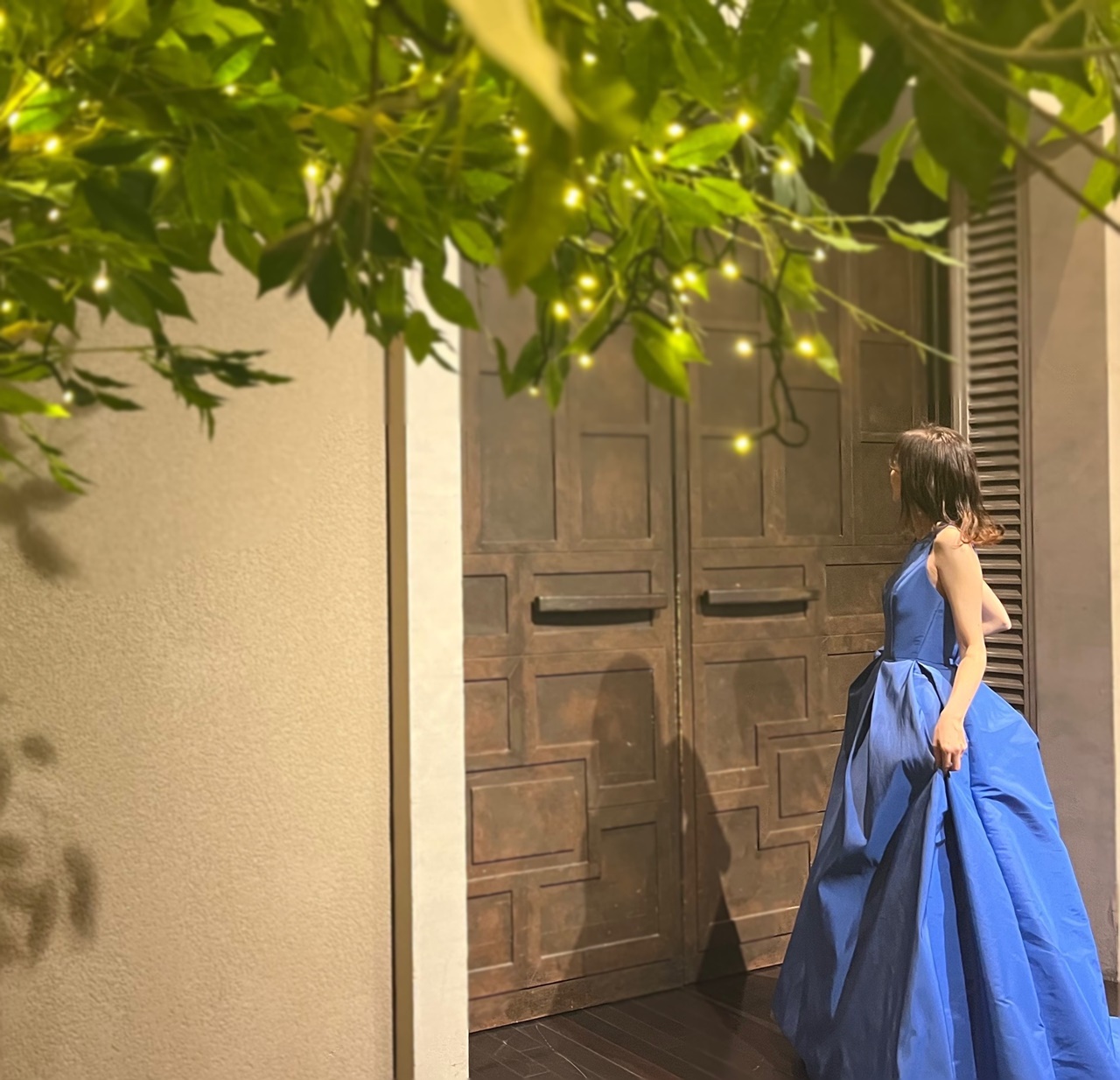 ザ グランドガーデンのシックな会場にも映えるアムサーラのブルーのカラードレス