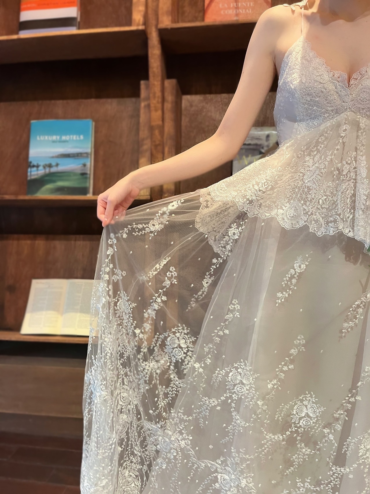 エリザベスフィルモアらしい、柔らかなチュールと刺繍がロマンティックなウェディングドレス