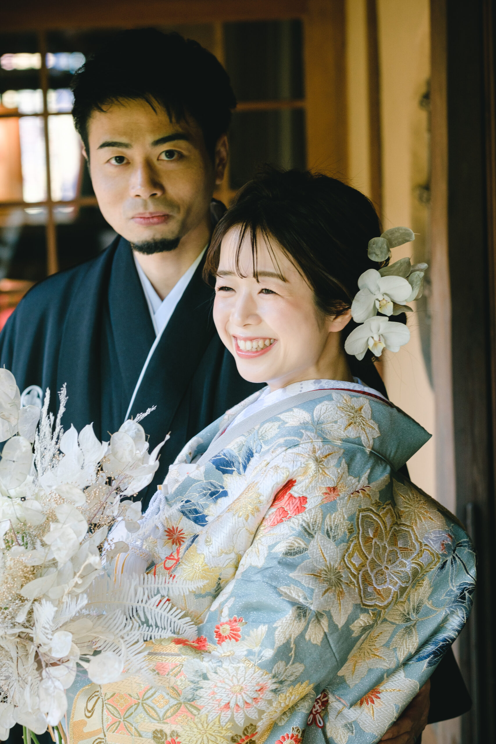 京都の結婚式場のザソウドウ東山京都の前撮りにて生花の胡蝶蘭を付けたヘアスタイル