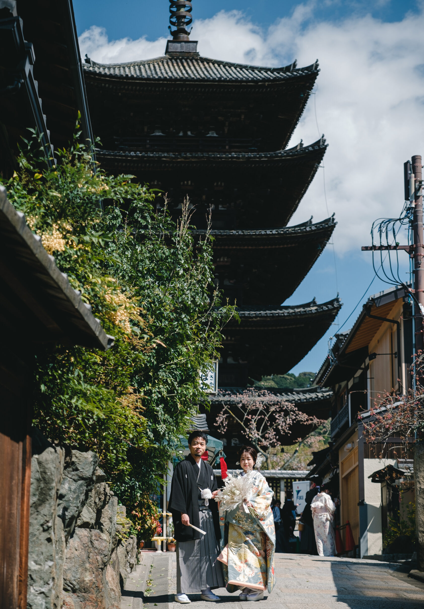 京都東山エリアの八坂の塔の前で和装の前撮り撮影