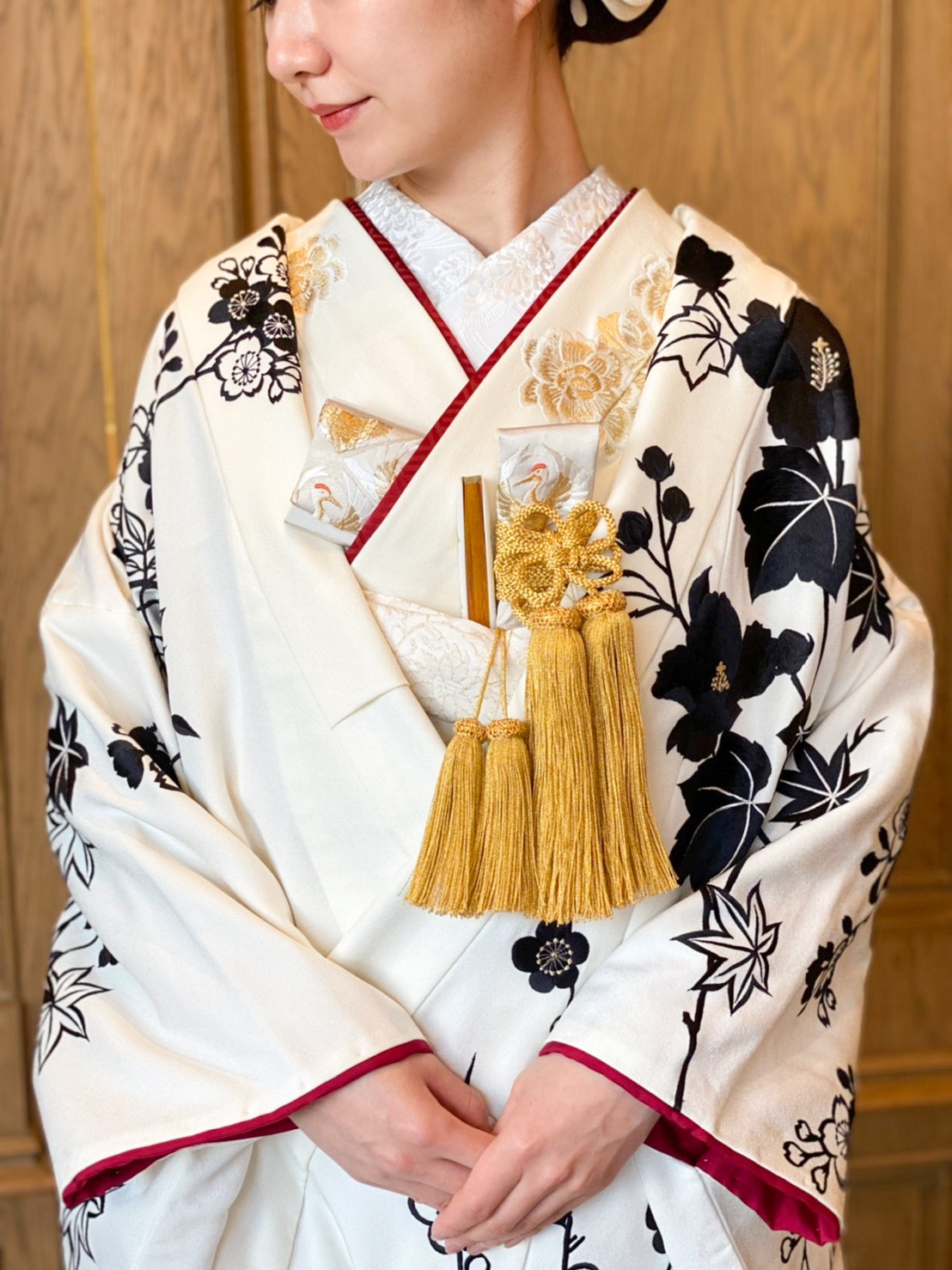 THE TREAT DRESSNG名古屋店限定の白色の色打掛には、金色の小物を会わせてコーディネートを