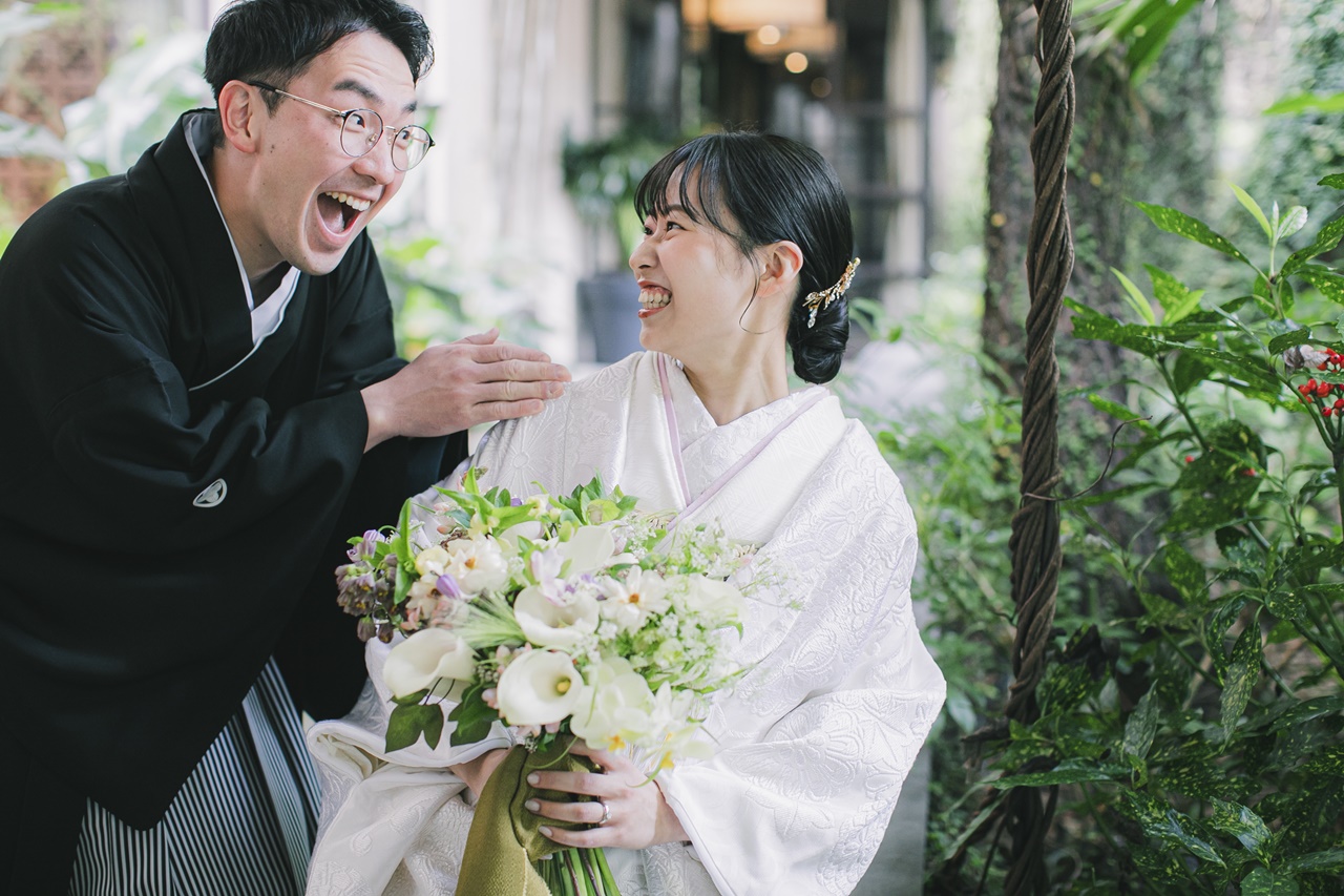 日本の伝統衣装である白無垢と紋付袴を纏ったおふたりのフォトシューティング