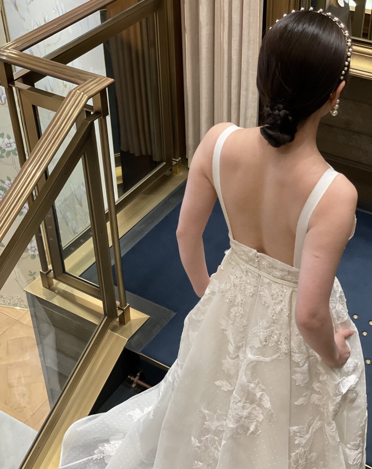 ザ トリートドレッシング大阪店で取り扱いをしているソン・イェジンが着用したエリー サーブ ブライドのウェディングドレスにパールのアクセサリーを合わせた上品なコーディネート