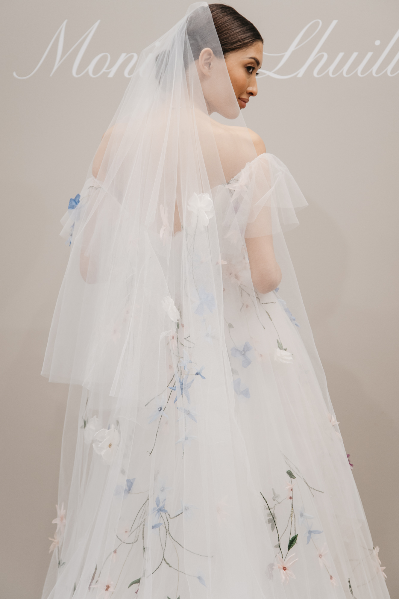 華金カップルのファンイベント、ウェディングドレス・カラードレスを