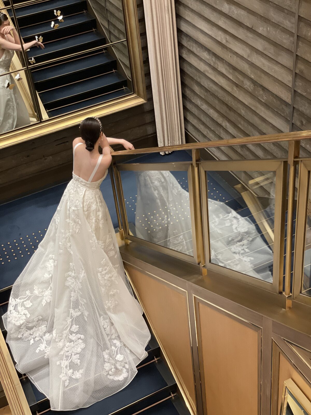 ホテルの結婚式場におすすめのソン・イェジンが着用したレースのトレーンが美しいエリー サーブ ブライドのウェディングドレス