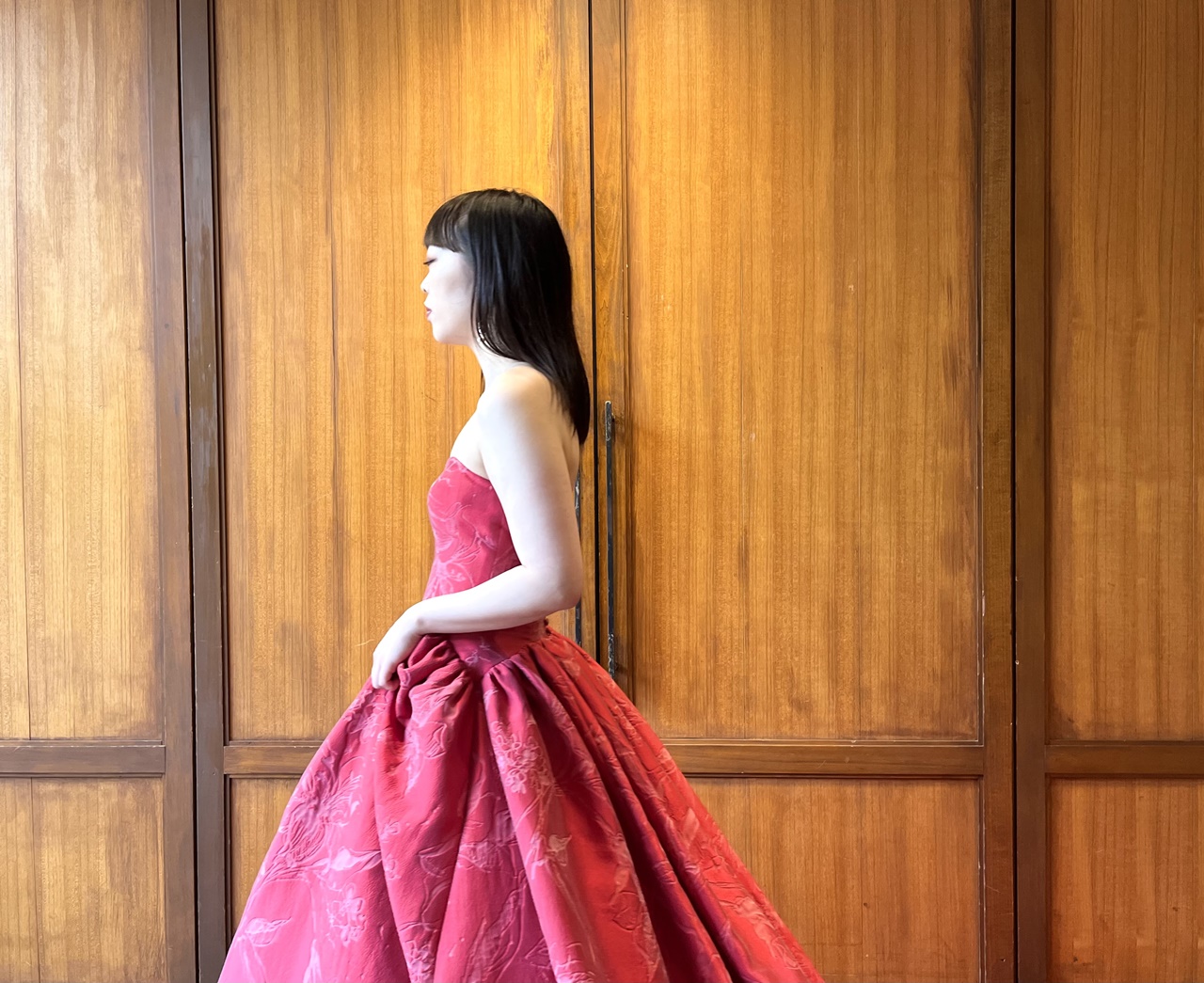 THE TREAT DRESSING福岡でレンタルいただける、AMSALEのオリジナルカラードレスは、シンプルかつモダンでおしゃれな一着です