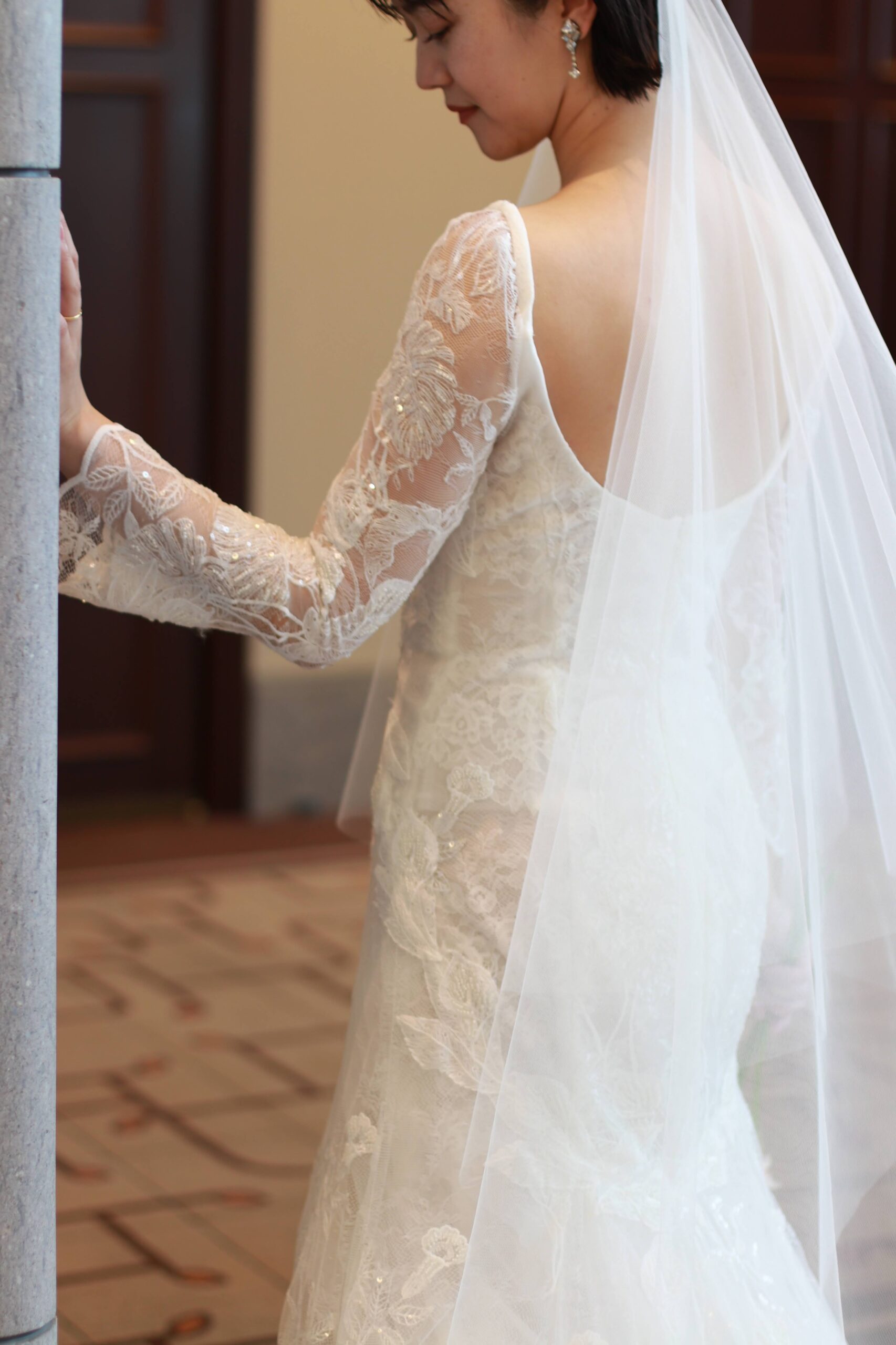 トリート花嫁に人気のブランド、リームアクラの新作ウェディングドレスは、ペイントのような立体的で美しい刺繍と、キラッと輝くビジューの組み合わせが美しい一着です