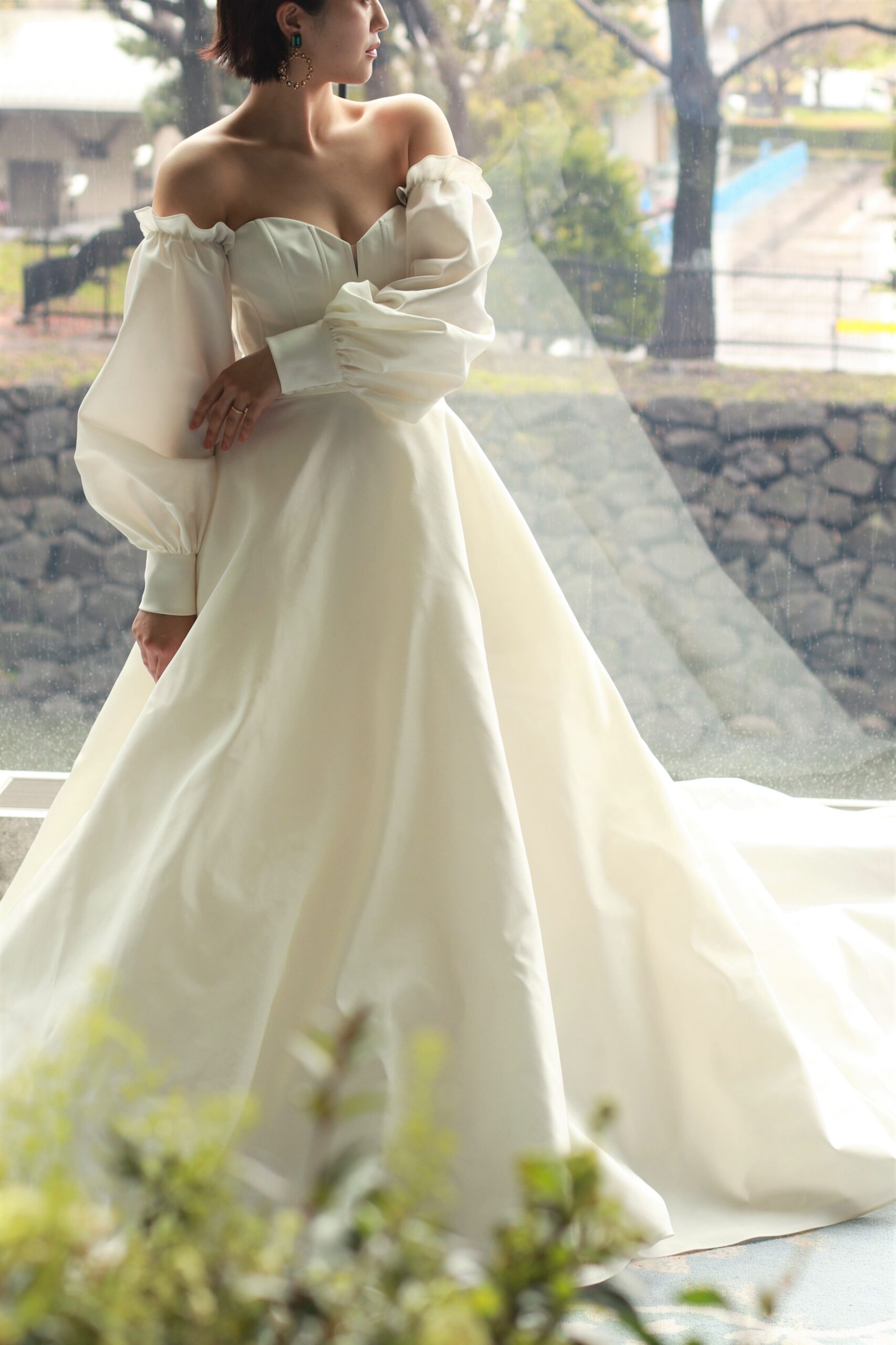 パレスホテル東京で結婚式を挙げられる花嫁におすすめのアムサーラの新作ウェディングドレスは上品な雰囲気かつナチュラルで柔らかな雰囲気を叶えます