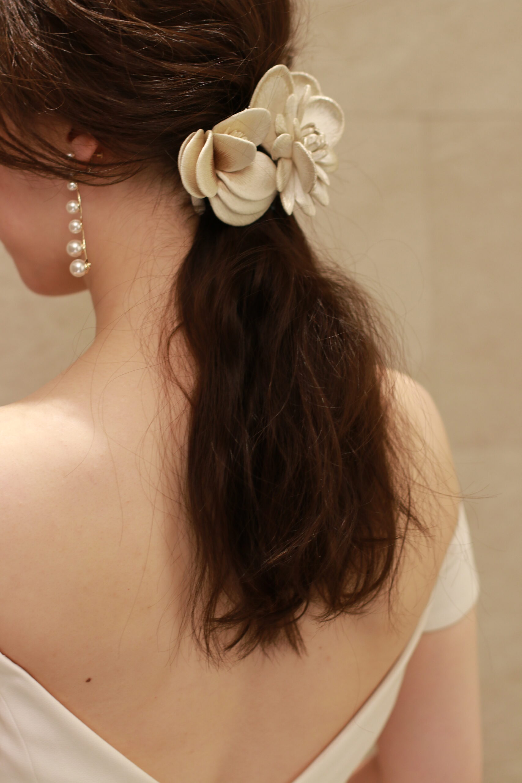 インポートドレスのセレクトショップ、ザトリートドレッシングに入荷した新作の刺繍花の髪飾りをエリザベスバウアーのパールのイヤリングと合わせる事で、上品で可憐なコーディネートになります