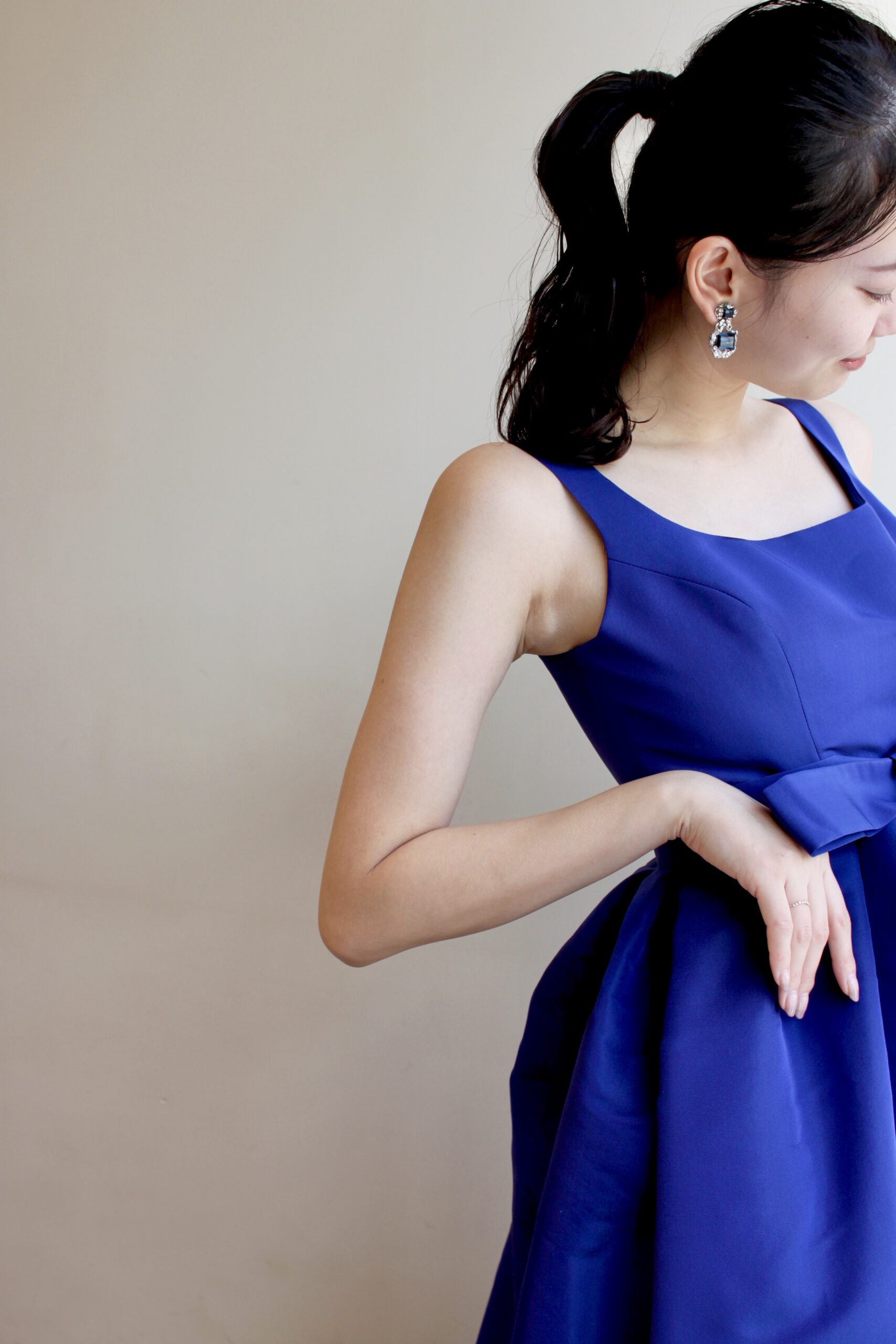 ブルーのカラードレスに映えるブルーのストーンが施されたイヤリングは上品かつ可憐な印象です