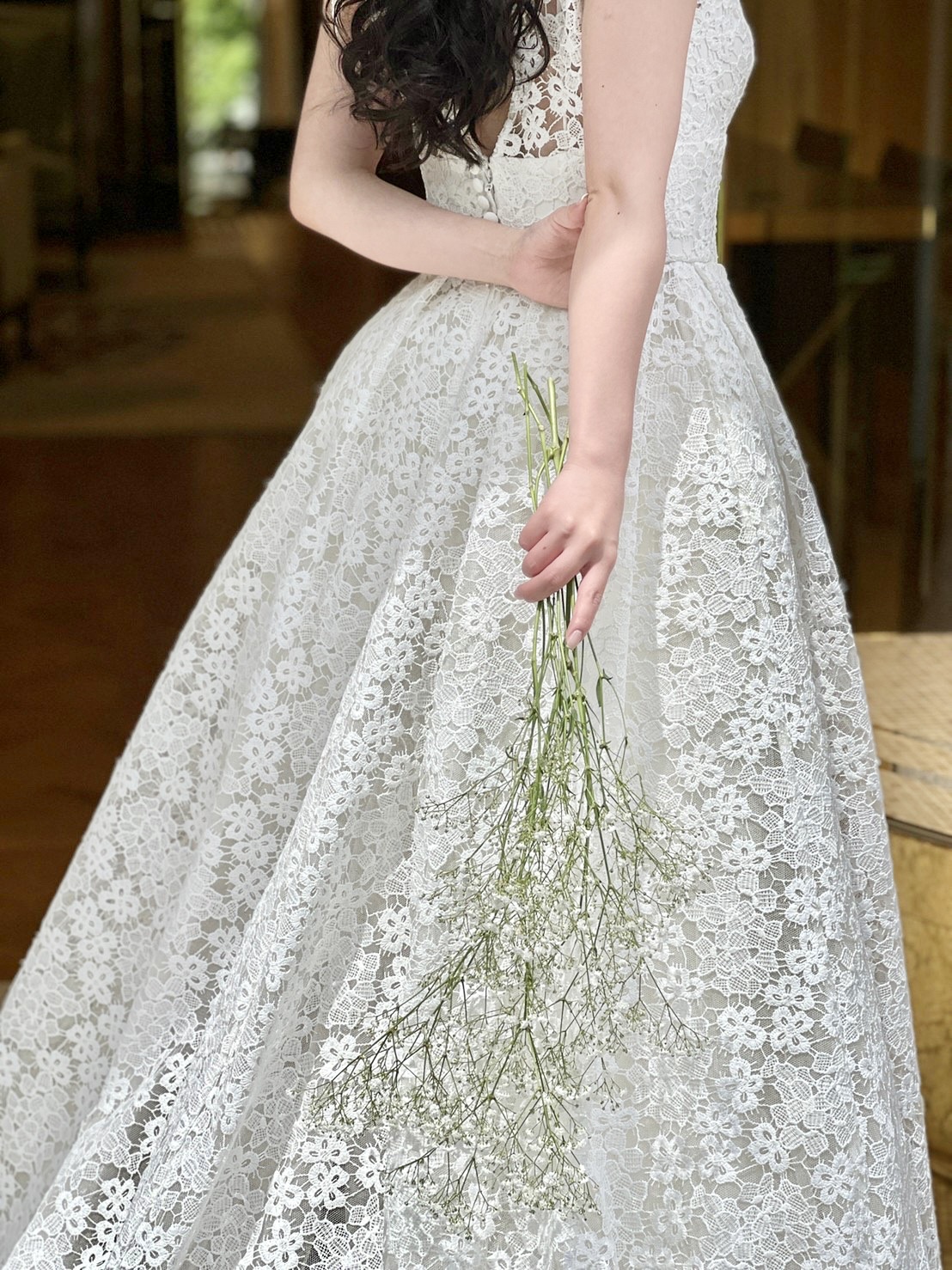 ザガーデンオリエンタル大阪におすすめの愛の不時着の韓国花嫁ソン・イェジンが着用したエリー サーブ ブライドの肩が付くマクラメレースのウェディングドレス