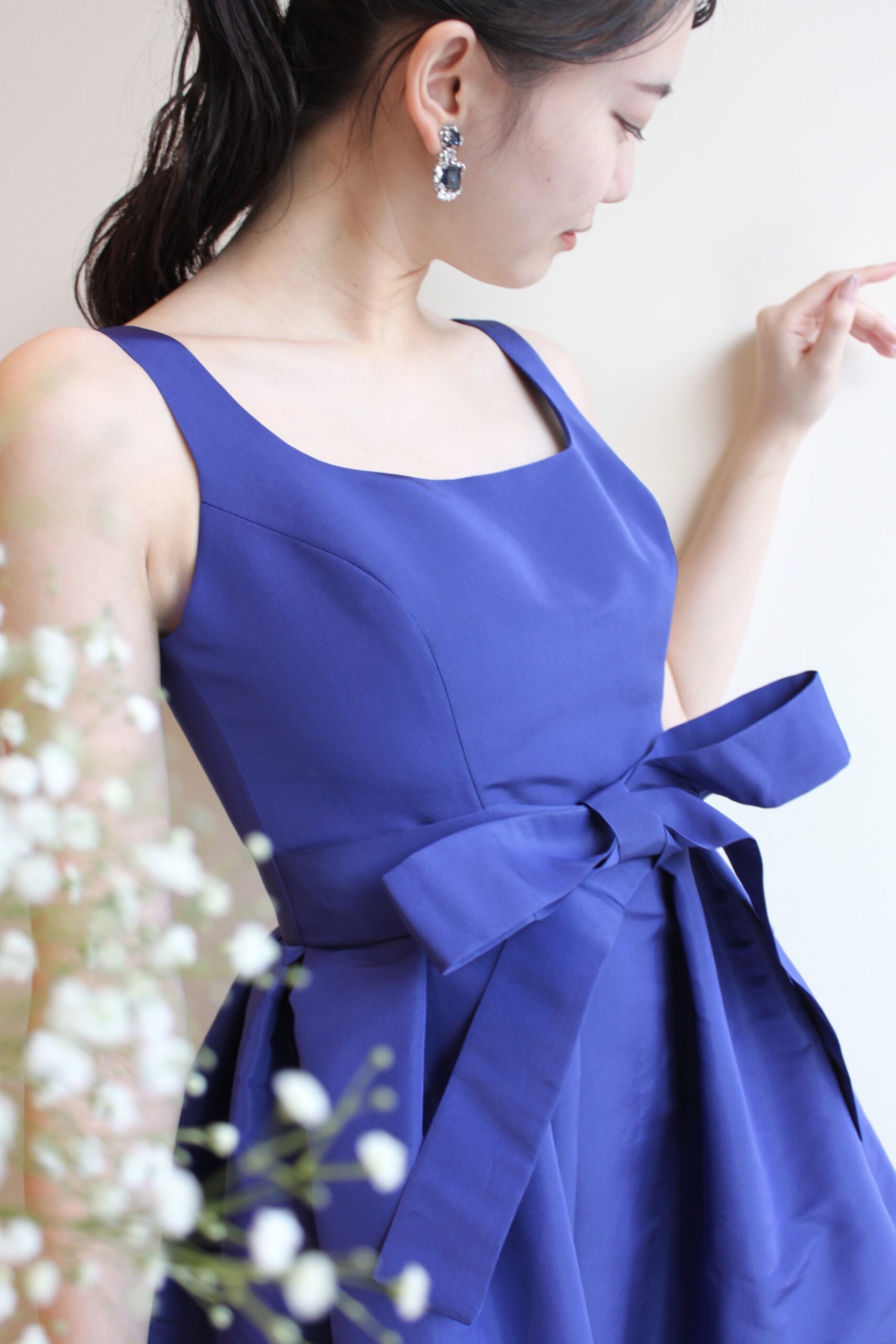 トリートドレッシングより京都エリアの花嫁におすすめするモニ―クルイリエのブルーのカラードレスはナチュラルなブーケや会場装花が合います