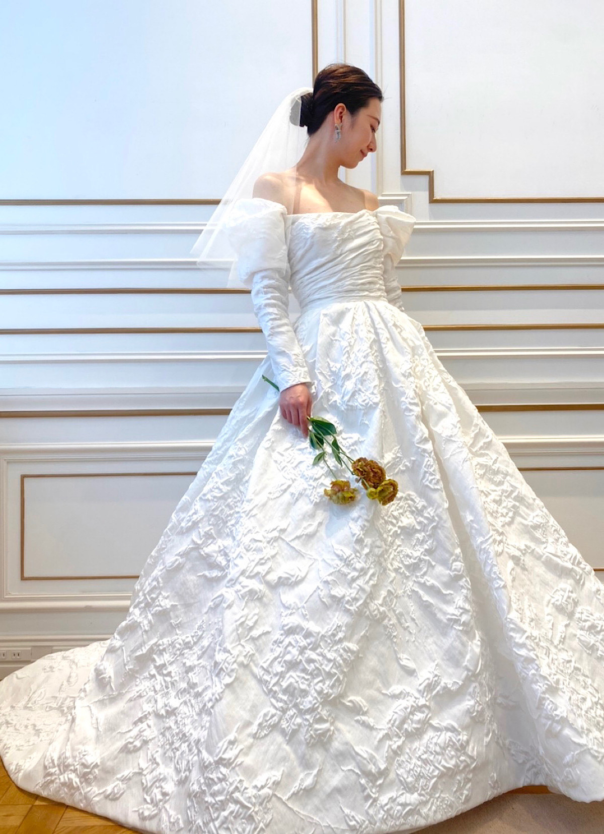 ザトリートドレッシング名古屋店がおすすめするクラシカルウェディングを叶えたい花嫁にぴったりのリーム アクラのウェディングドレス
