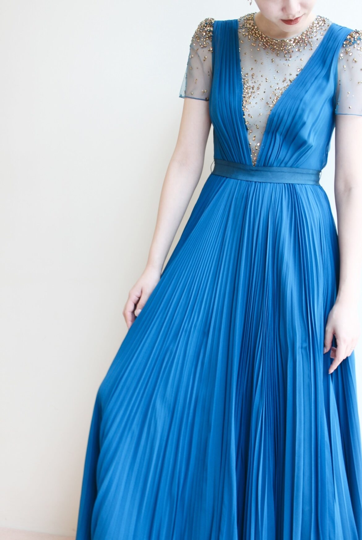  THE TREAT DRESSING 京都店でお取り扱いしているJenny Packhamの細身のシルエットのスレンダーラインのレンタルの袖付きでおしゃれなカラードレス