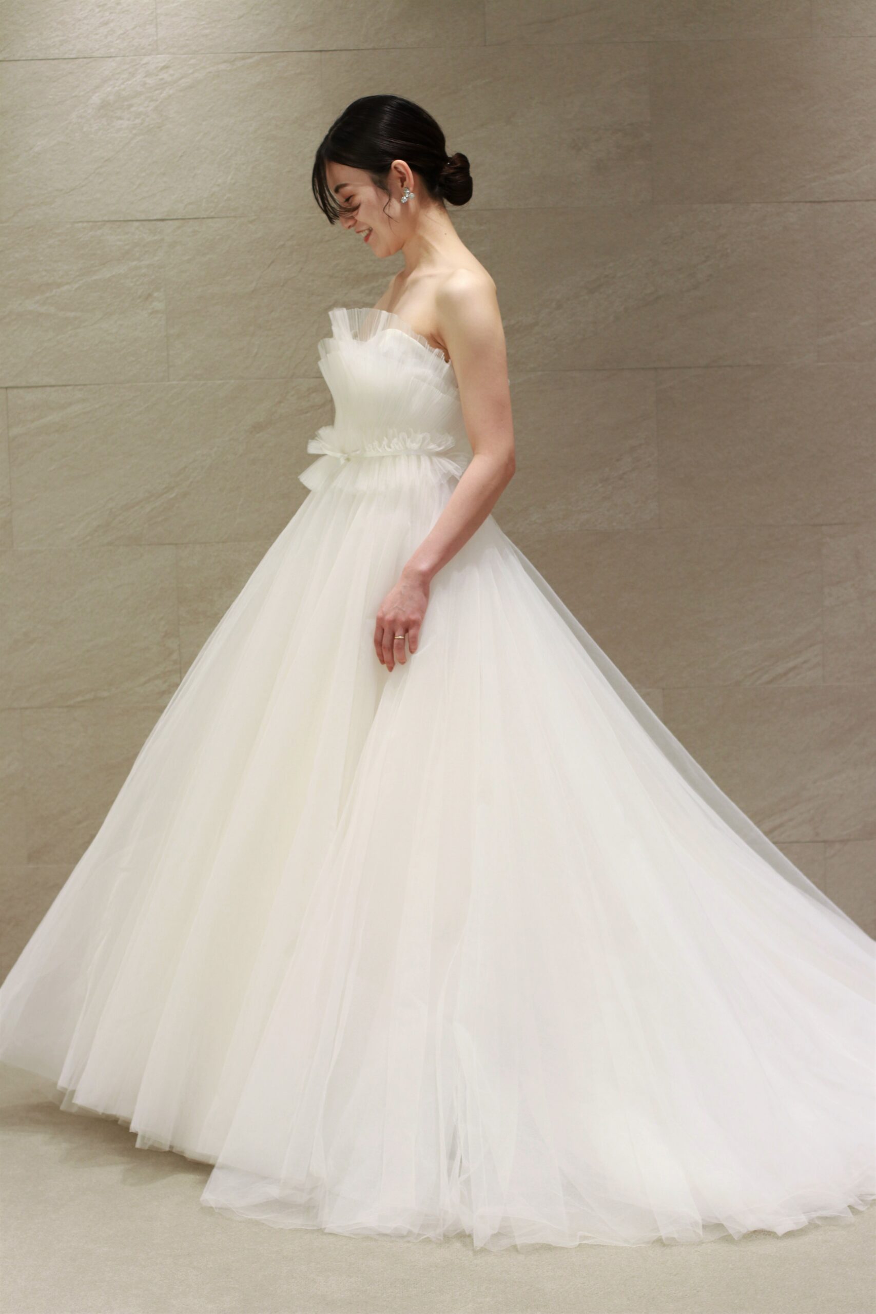 ザトリートドレッシングアディション店の花嫁に人気のアムサーラの新作ウェディングドレスは透明感のあるチュールのスカートが軽やかなウェディングドレスです