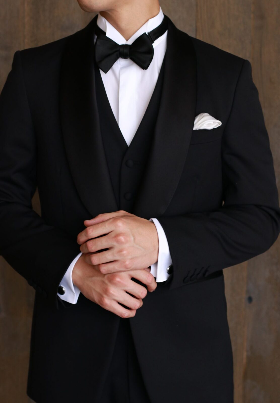 ブラックタイと呼ばれる男性の正礼装は紳士の嗜みであり、タキシードだけでなくタイやチーフ、カフリンクス、シューズを身に着けていただくことでフォーマルな着こなしとなります